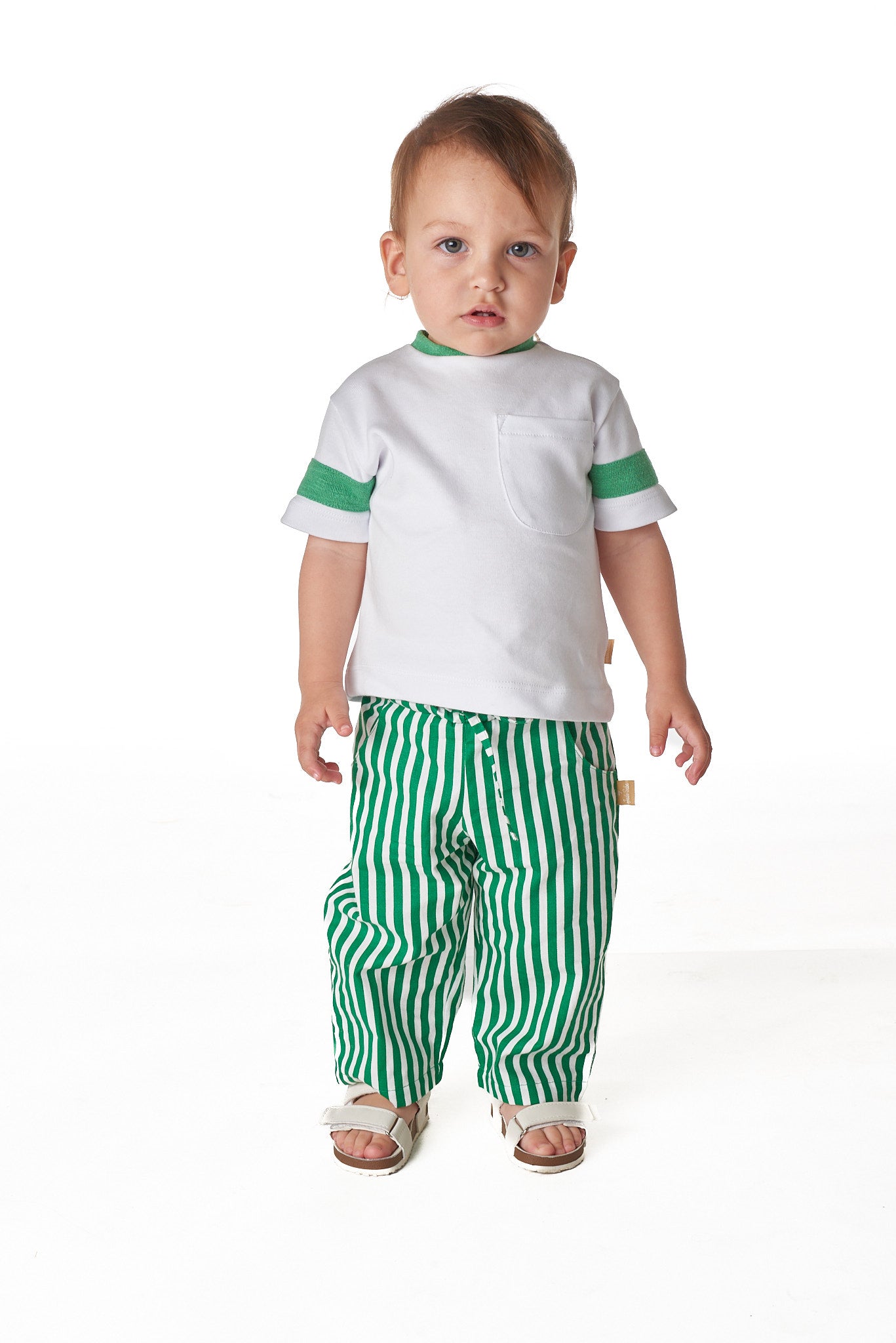 Calça unissex infantil com bolsos laterais, corte reto e cintura elástica. Conforto e estilo para meninos e meninas.

