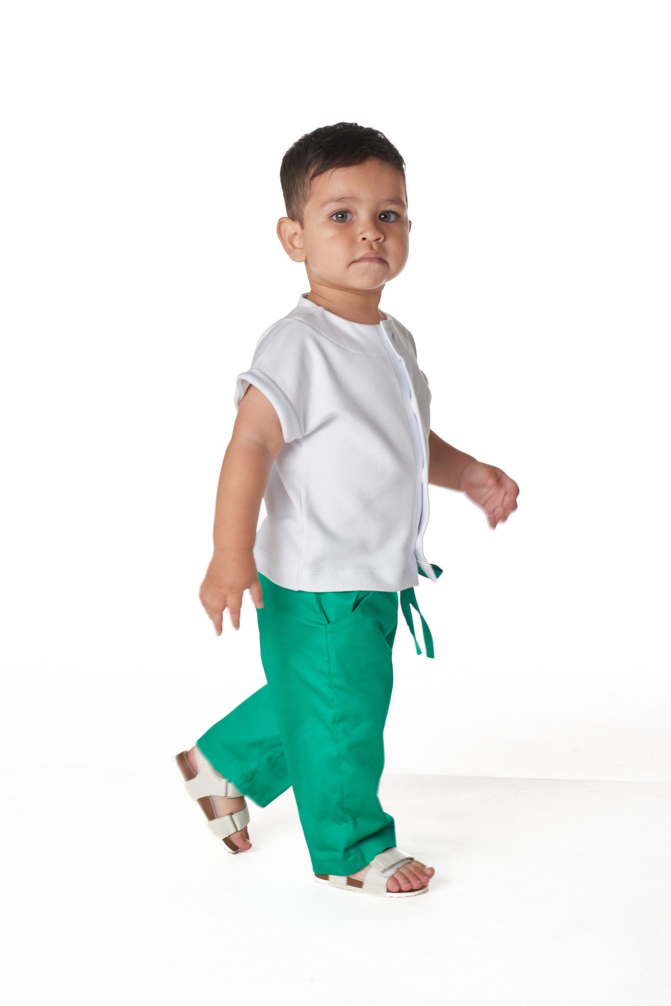 Calça unissex infantil com bolsos laterais, corte reto e cintura elástica. Conforto e estilo para meninos e meninas.

