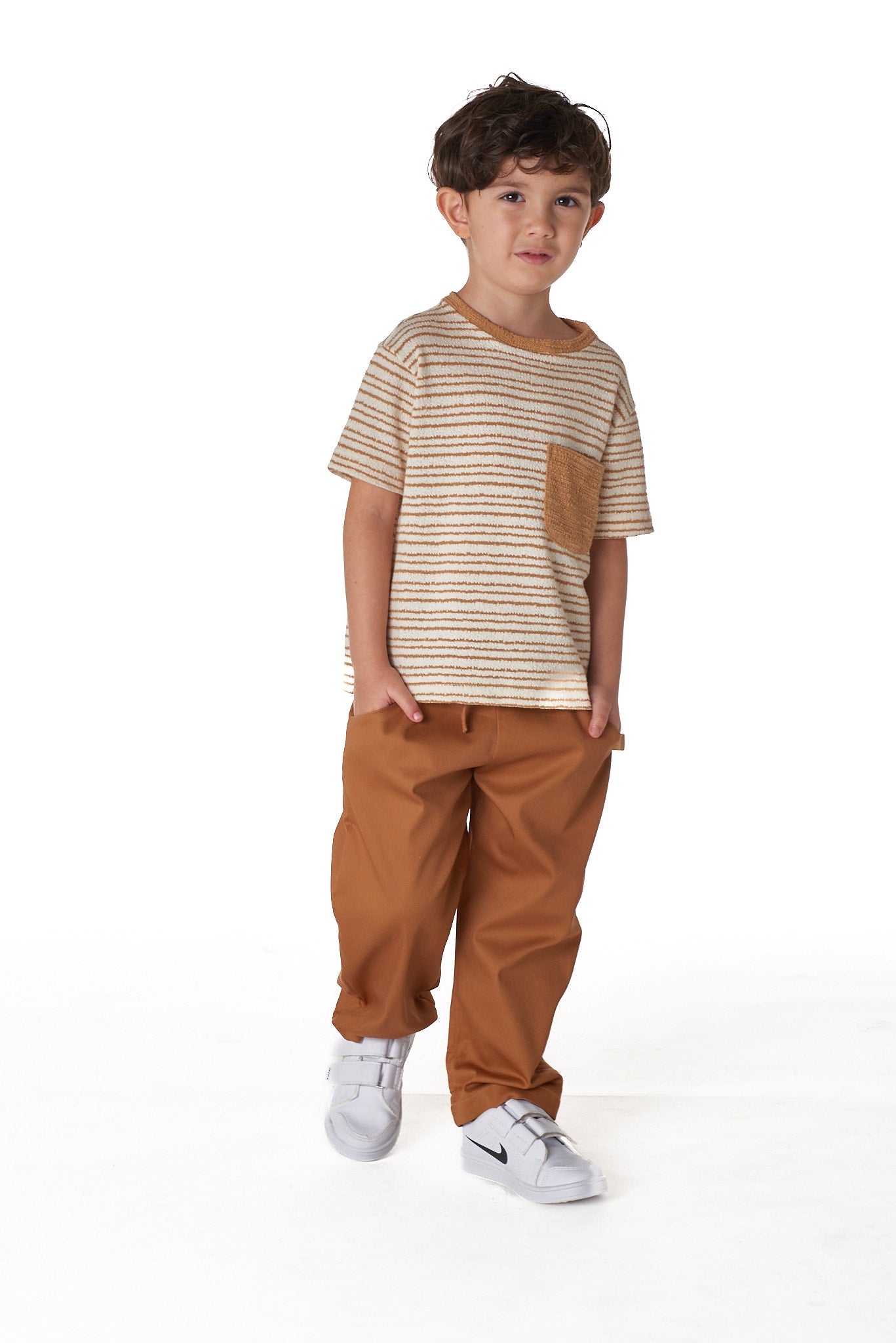 Calça unissex infantil com bolsos laterais, corte reto e cintura elástica. Conforto e estilo para meninos e meninas.

