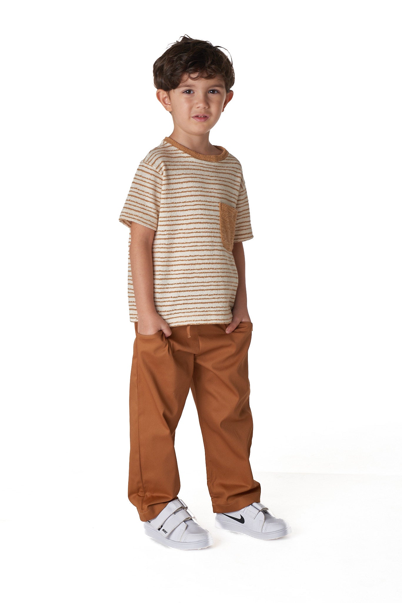Calça unissex infantil com bolsos laterais, corte reto e cintura elástica. Conforto e estilo para meninos e meninas.

