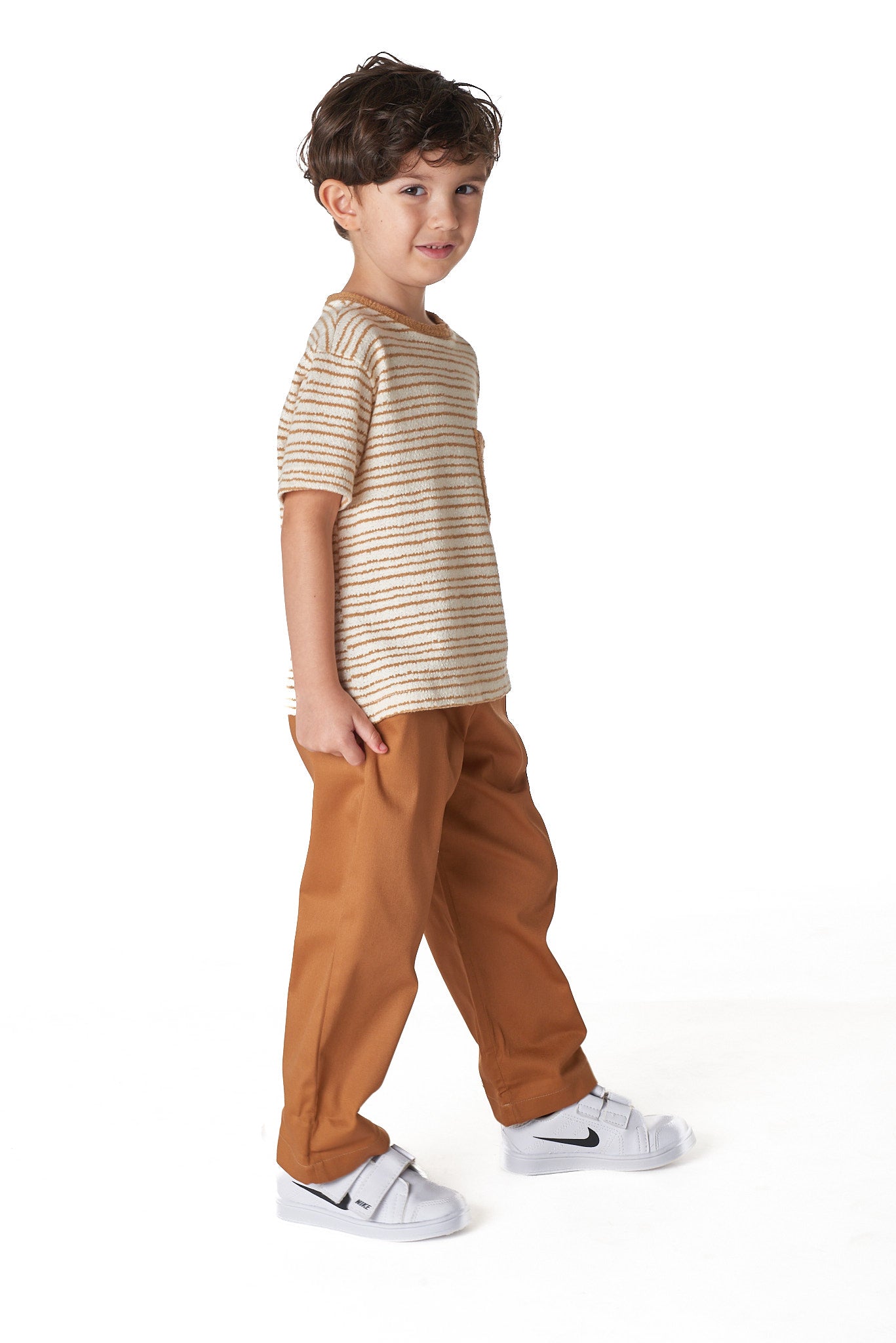 Calça unissex infantil com bolsos laterais, corte reto e cintura elástica. Conforto e estilo para meninos e meninas.

