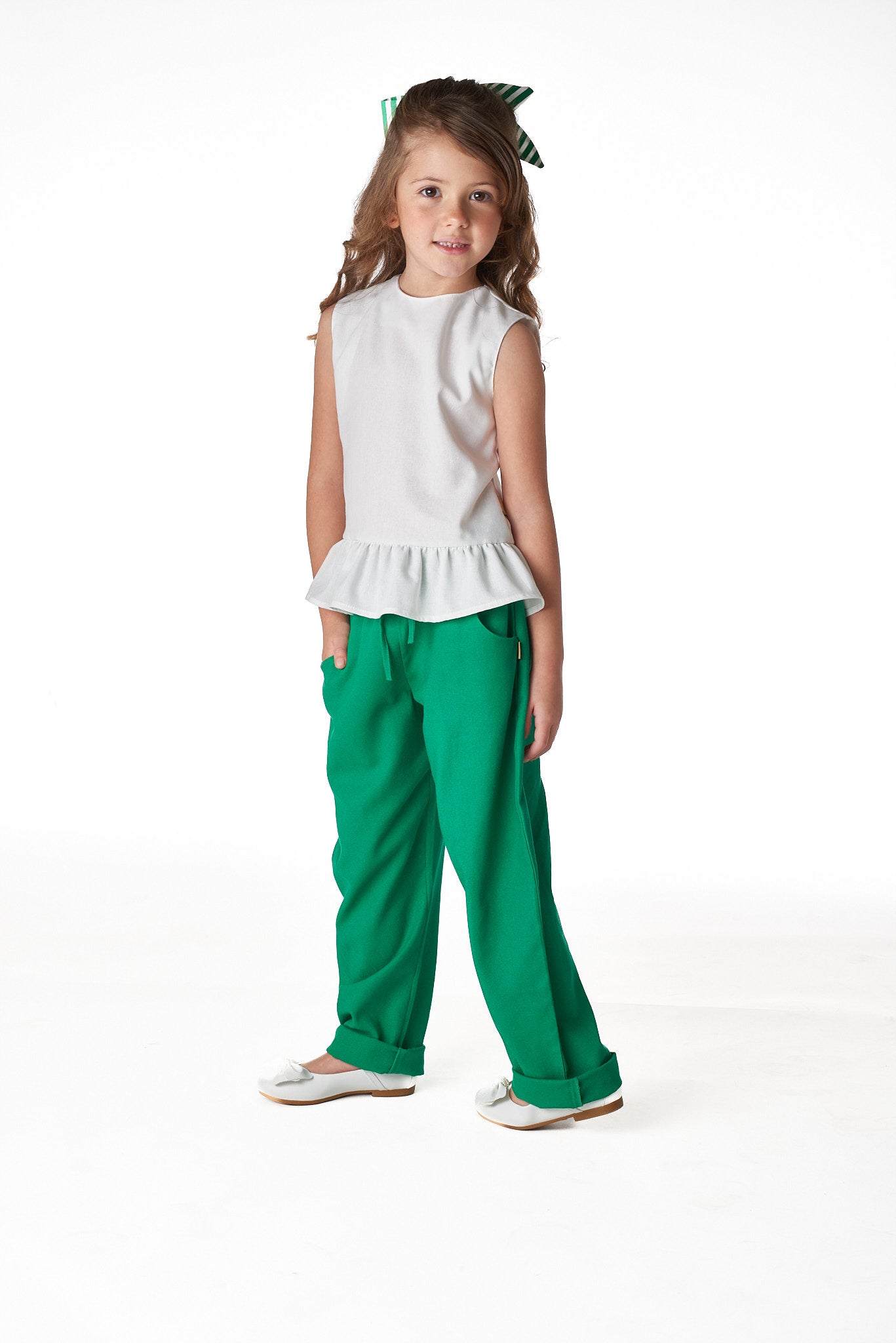 Calça unissex infantil com bolsos laterais, corte reto e cintura elástica. Conforto e estilo para meninos e meninas.

