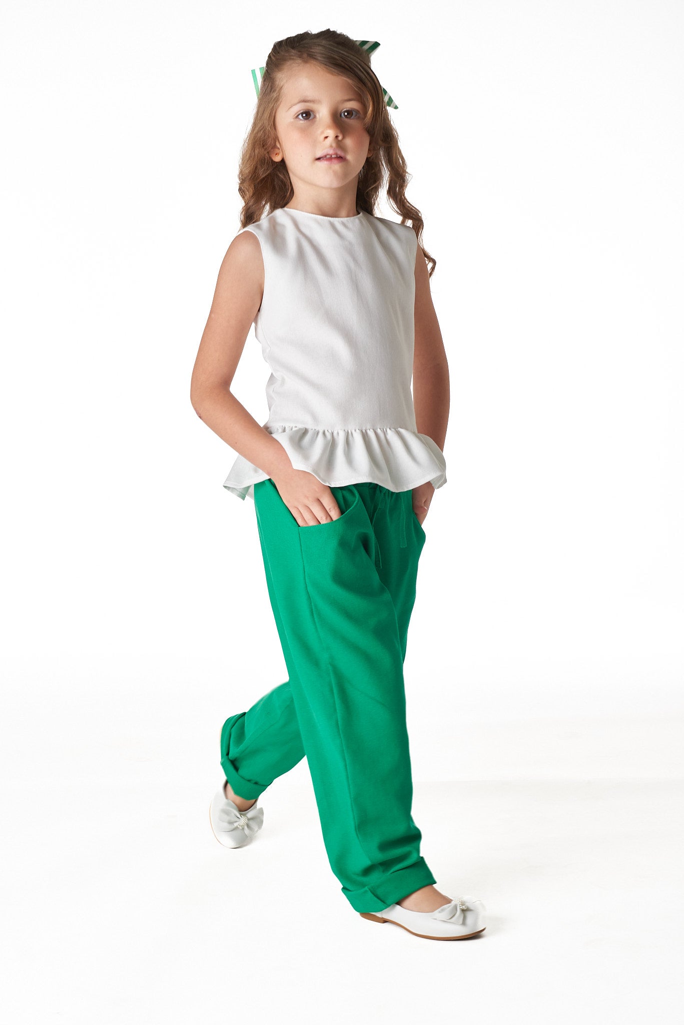 Calça unissex infantil com bolsos laterais, corte reto e cintura elástica. Conforto e estilo para meninos e meninas.

