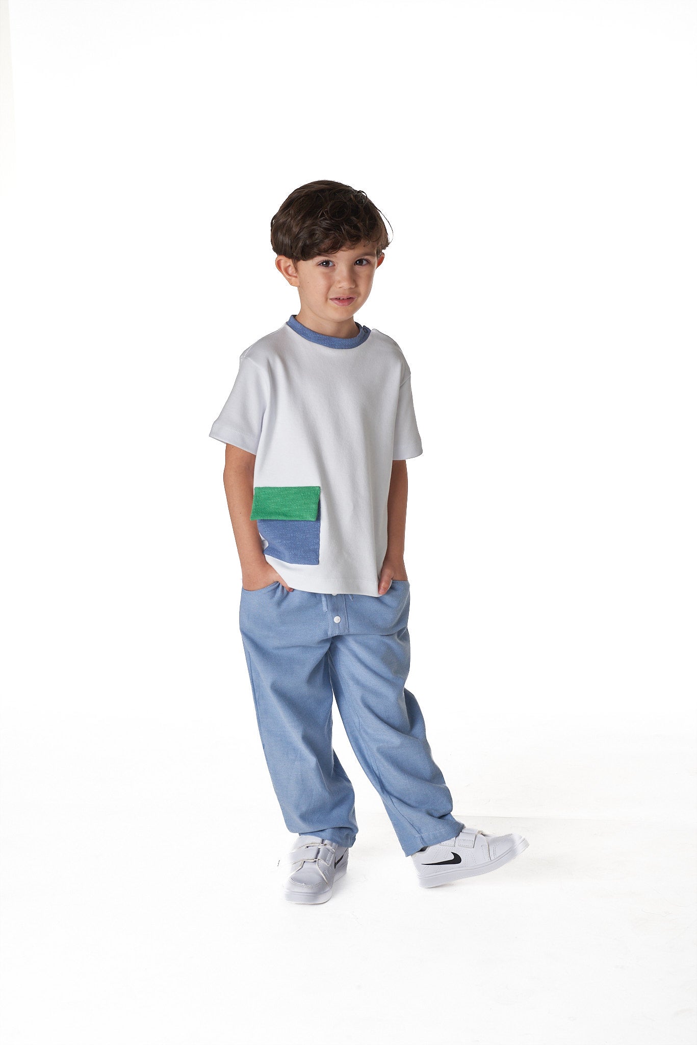Calça Ryan infantil masculina em tricoline peluciada com caimento soltinho e bolsos laterais.

