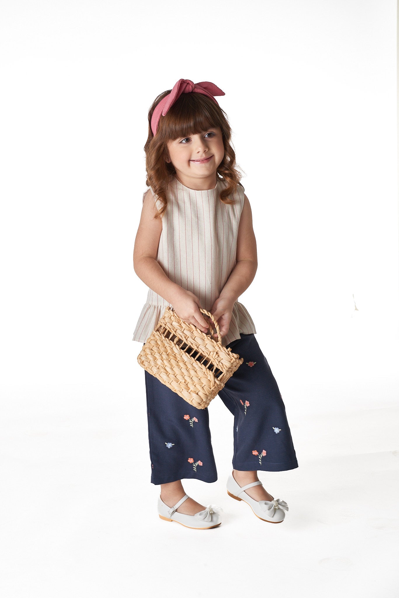 Calça infantil com bordado de flores, cós de elástico e cordão ajustável. Elegante e confortável.

