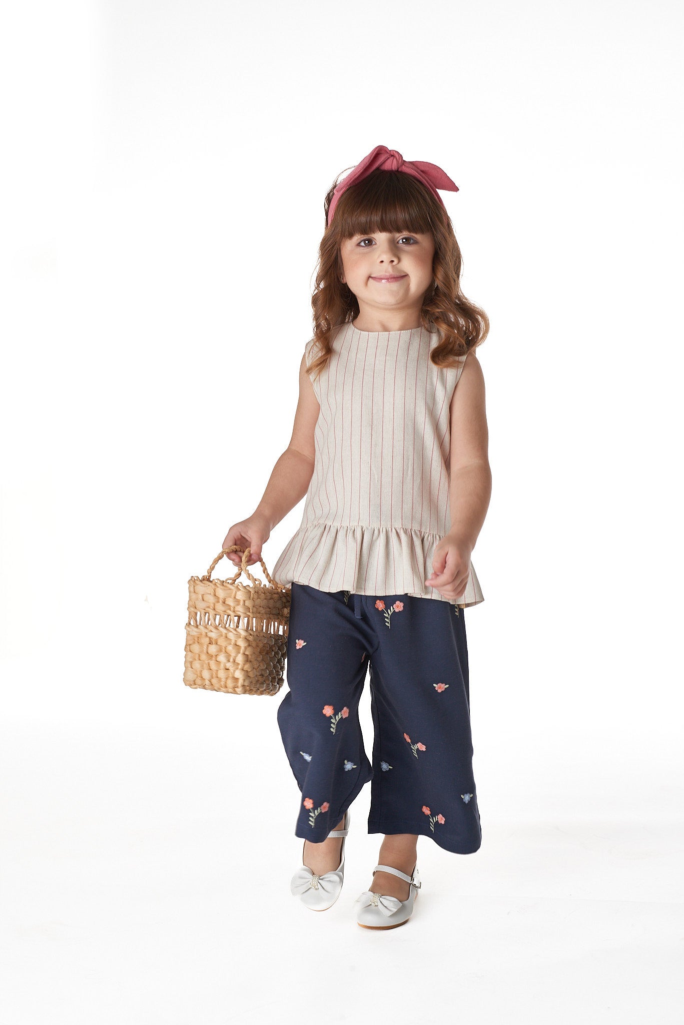Calça infantil com bordado de flores, cós de elástico e cordão ajustável. Elegante e confortável.

