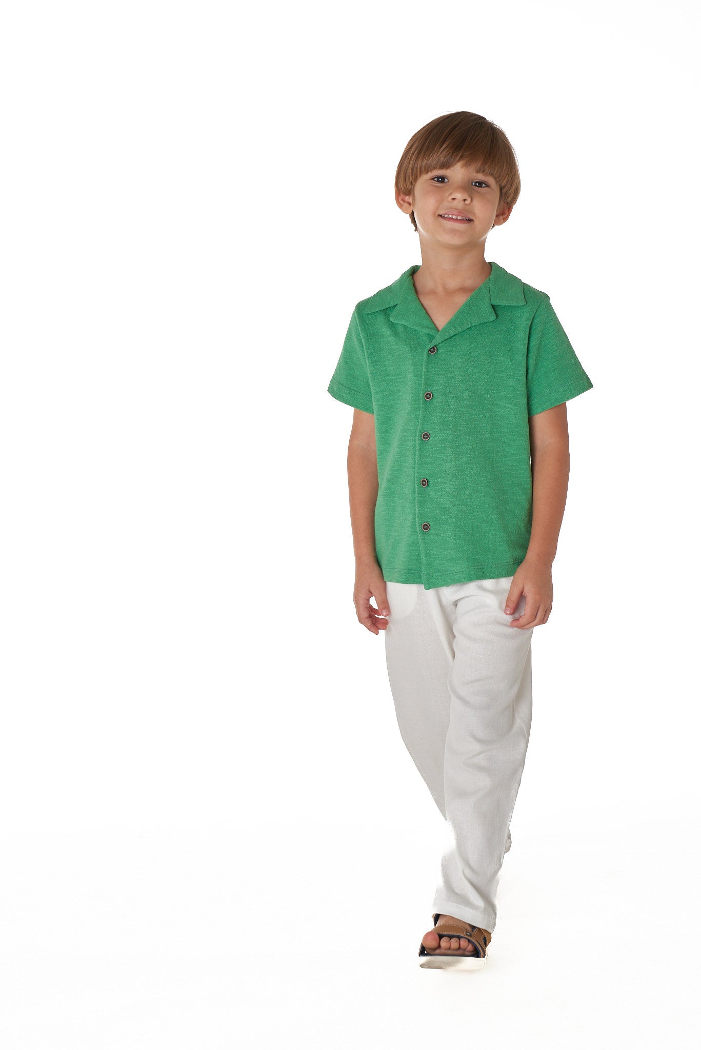 Camisa Gabriel infantil masculina em sarja e malha, com botões frontais e modelagem tradicional.

