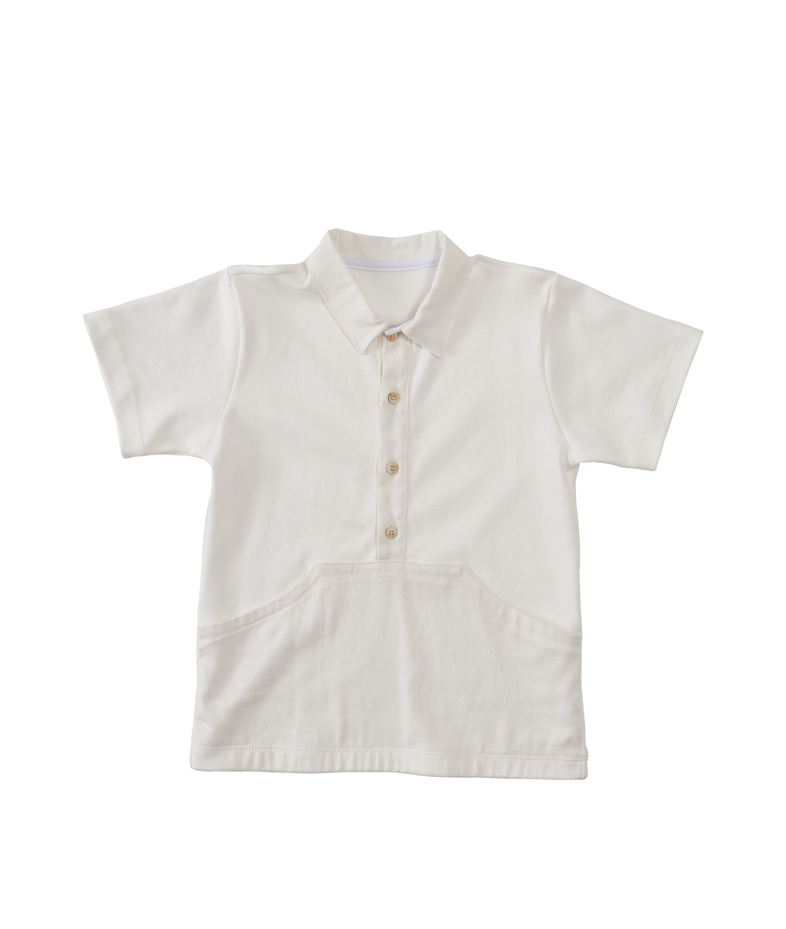 Camisa infantil Lucca em fio egípcio com bolso canguru e fechamento frontal por botões, ideal para meninos de 2 a 8 anos.

