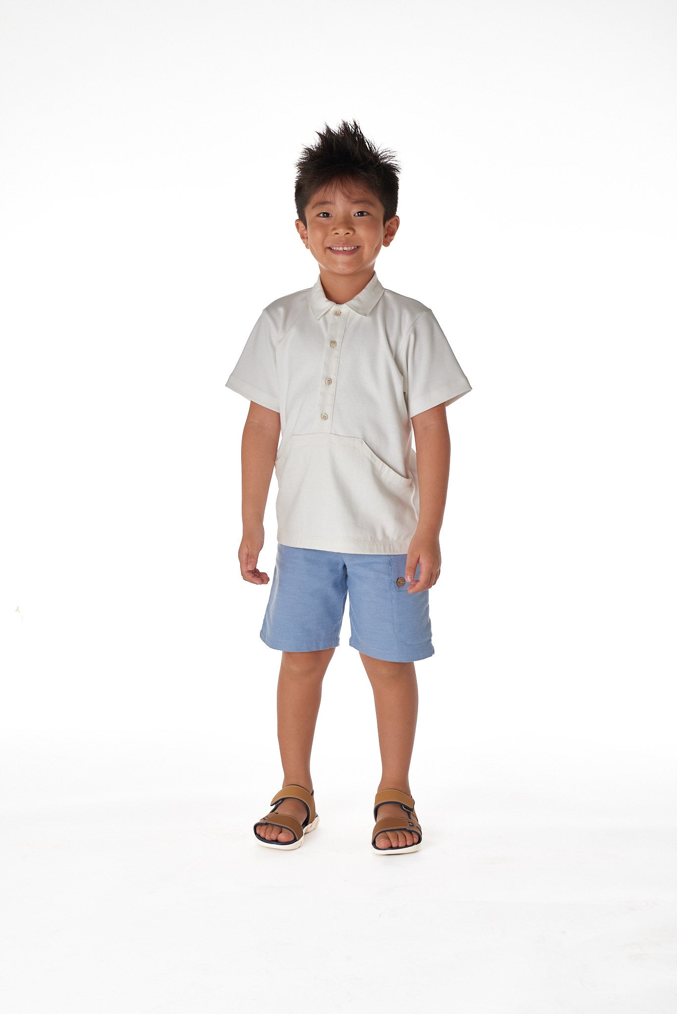 Camisa infantil Lucca em fio egípcio com bolso canguru e fechamento frontal por botões, ideal para meninos de 2 a 8 anos.

