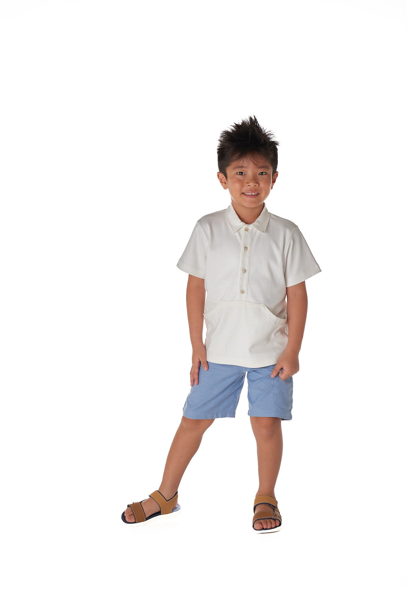 Camisa infantil Lucca em fio egípcio com bolso canguru e fechamento frontal por botões, ideal para meninos de 2 a 8 anos.

