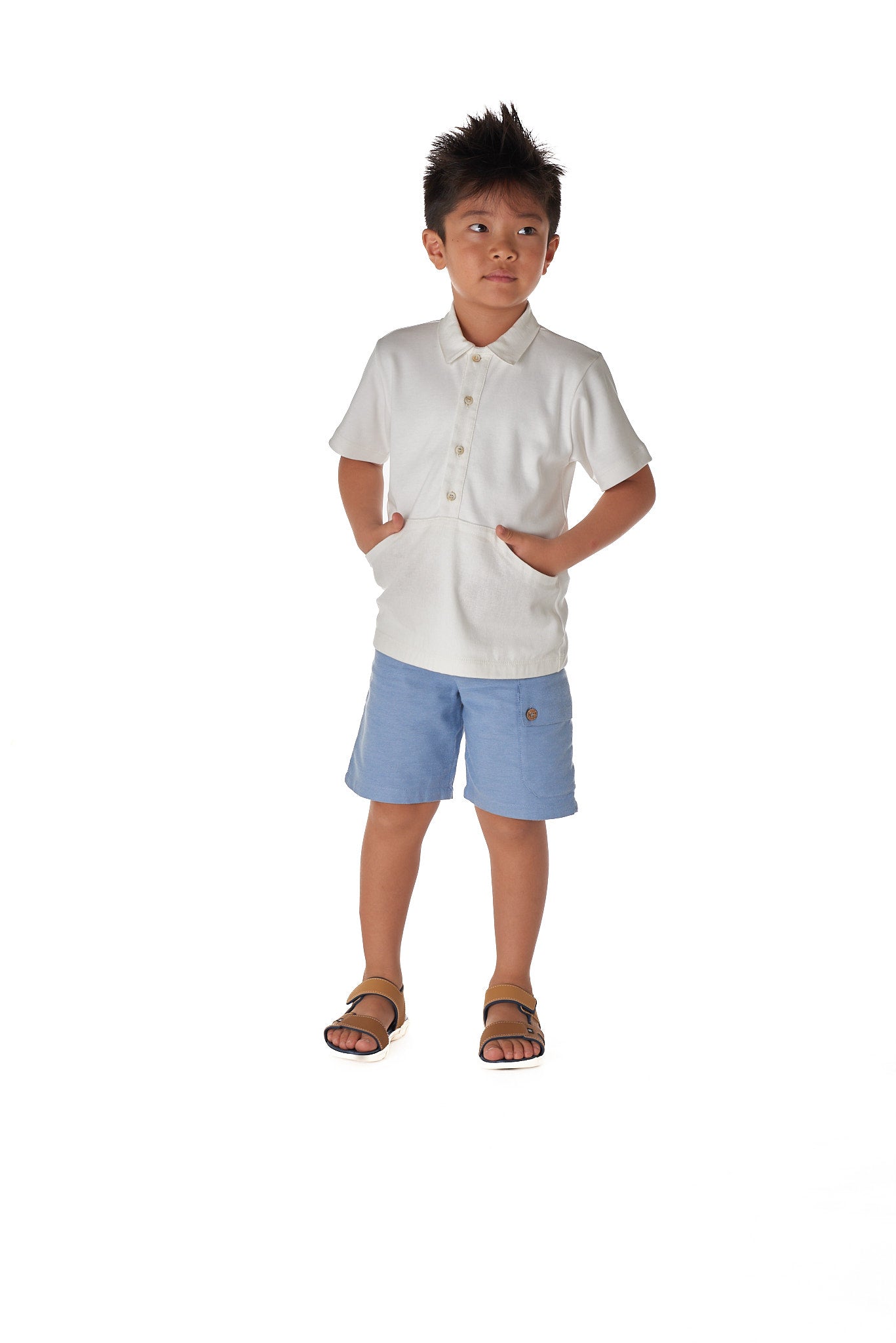 Camisa infantil Lucca em fio egípcio com bolso canguru e fechamento frontal por botões, ideal para meninos de 2 a 8 anos.

