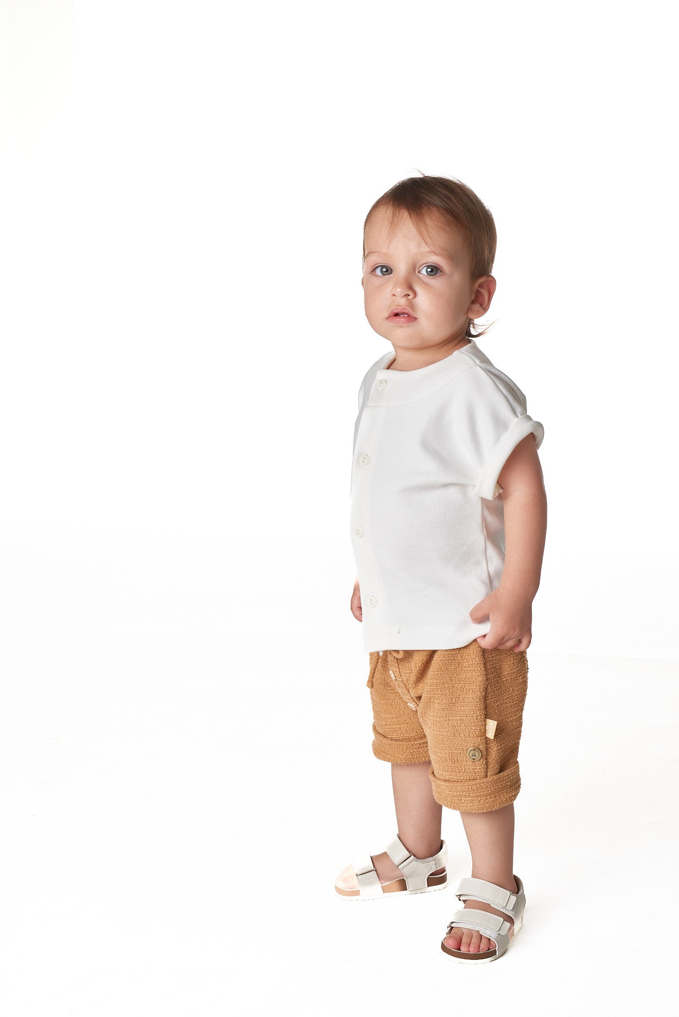 Camisa infantil 100% algodão fio egípcio, manga curta com barra dobrada.

