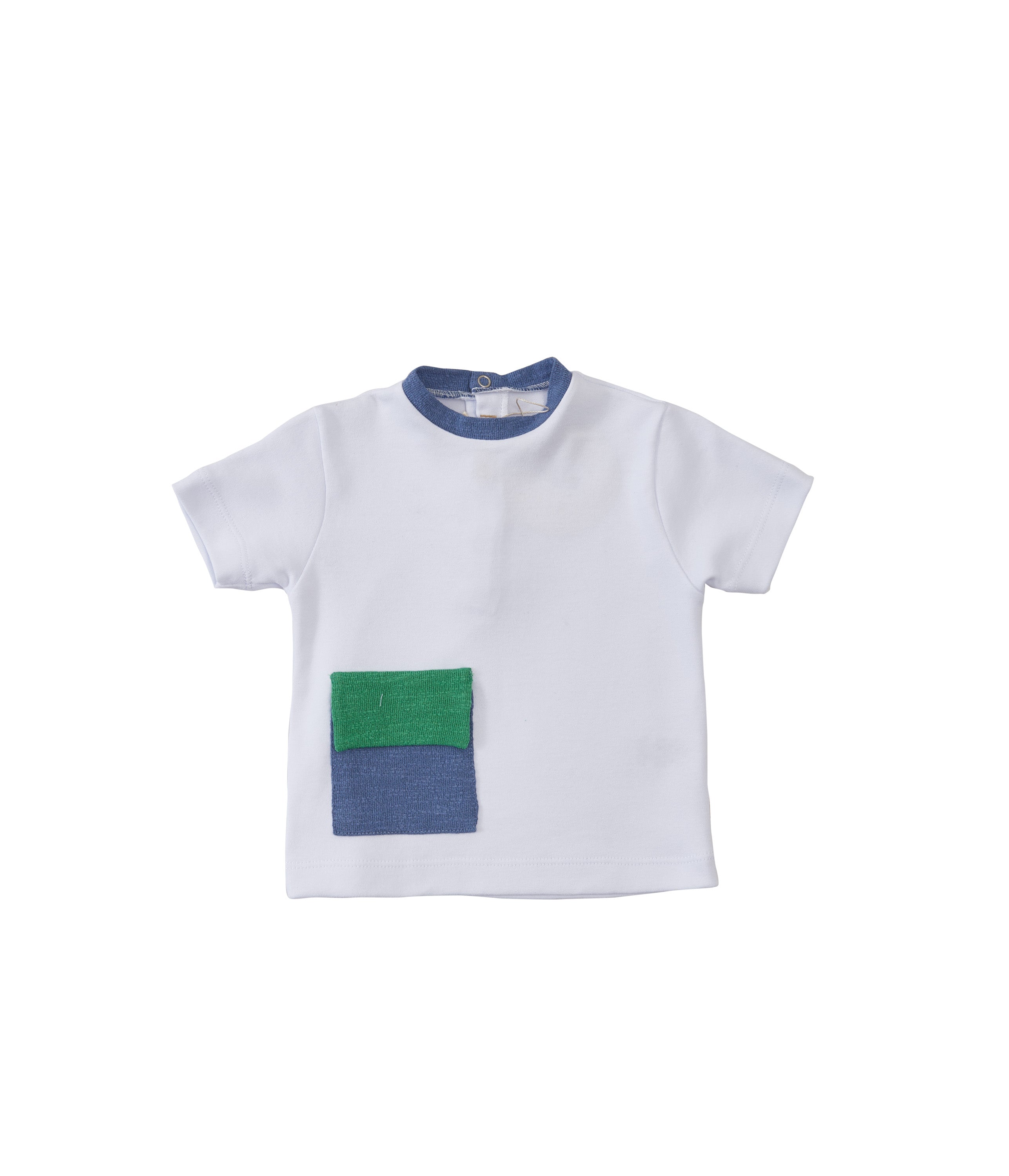 Camiseta infantil com gola e bolso contrastantes em algodão egípcio, super macia.

