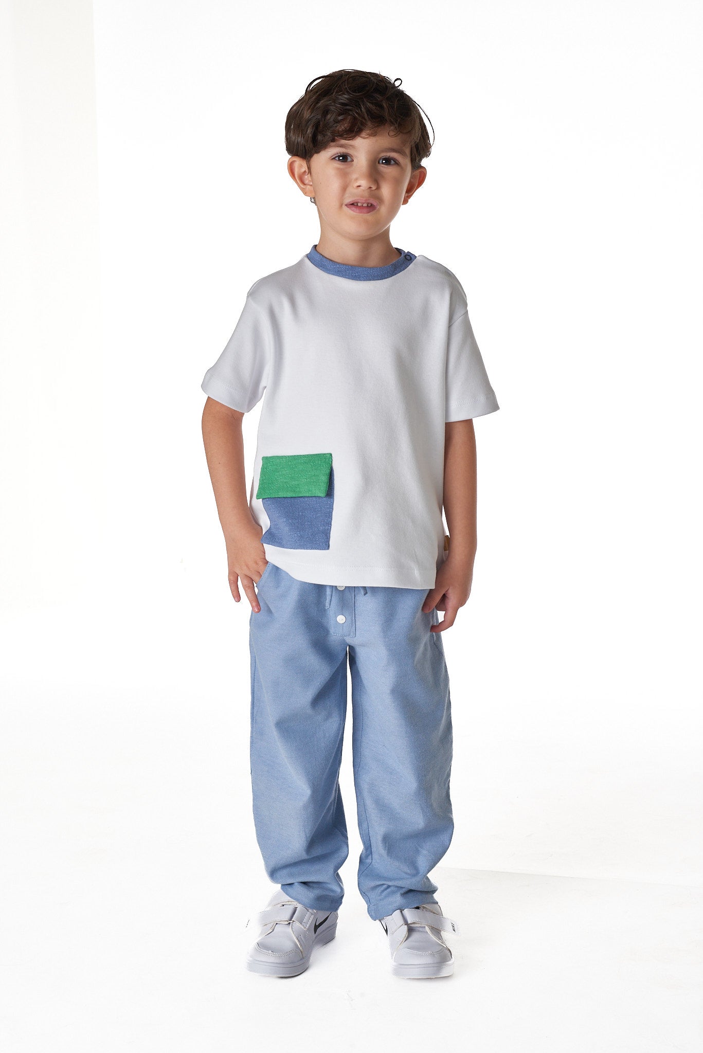 Camiseta infantil masculina em algodão fio egípcio com bolso e gola contrastantes, ideal para looks confortáveis e estilosos.


