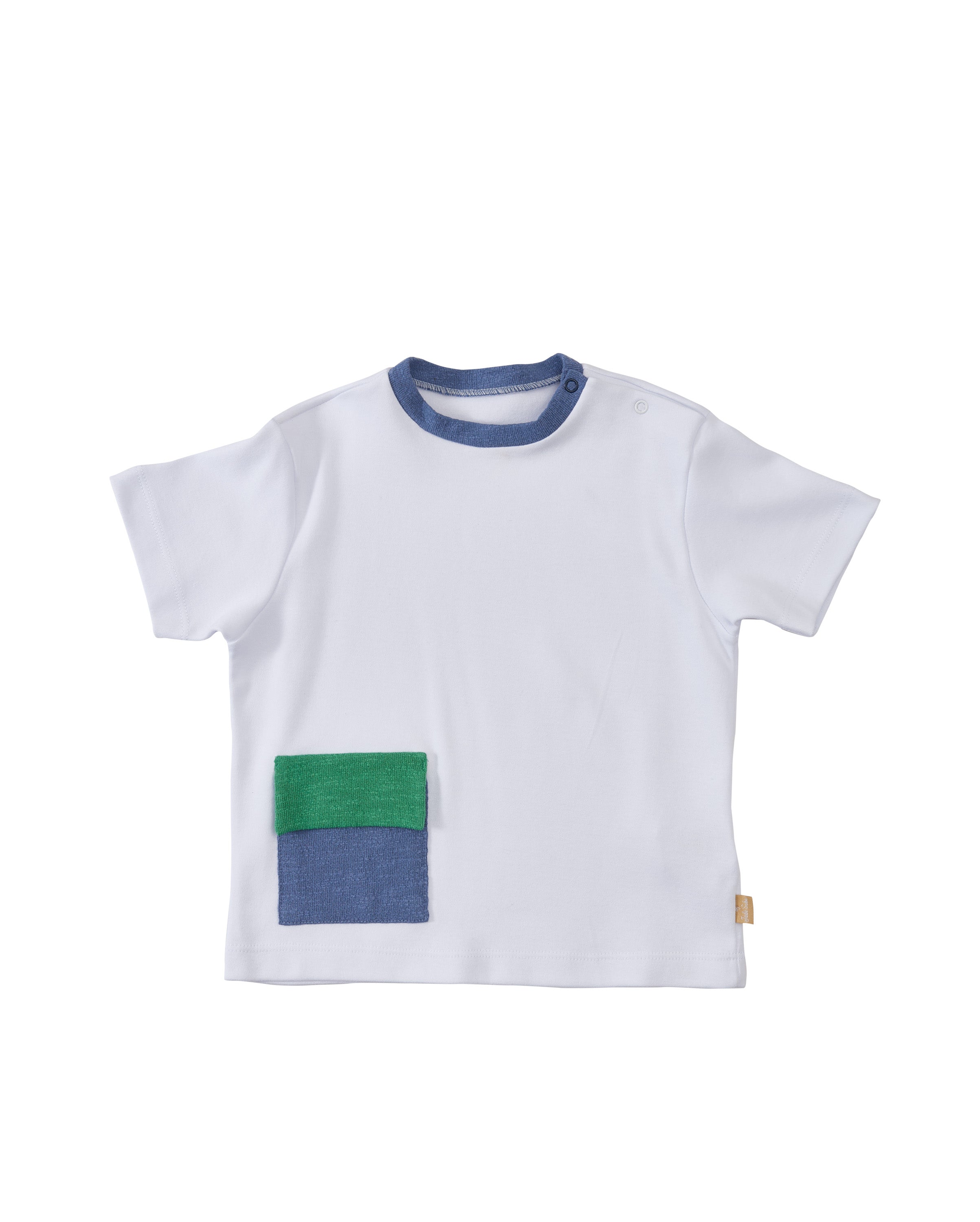 Camiseta infantil masculina em algodão fio egípcio com bolso e gola contrastantes, ideal para looks confortáveis e estilosos.

