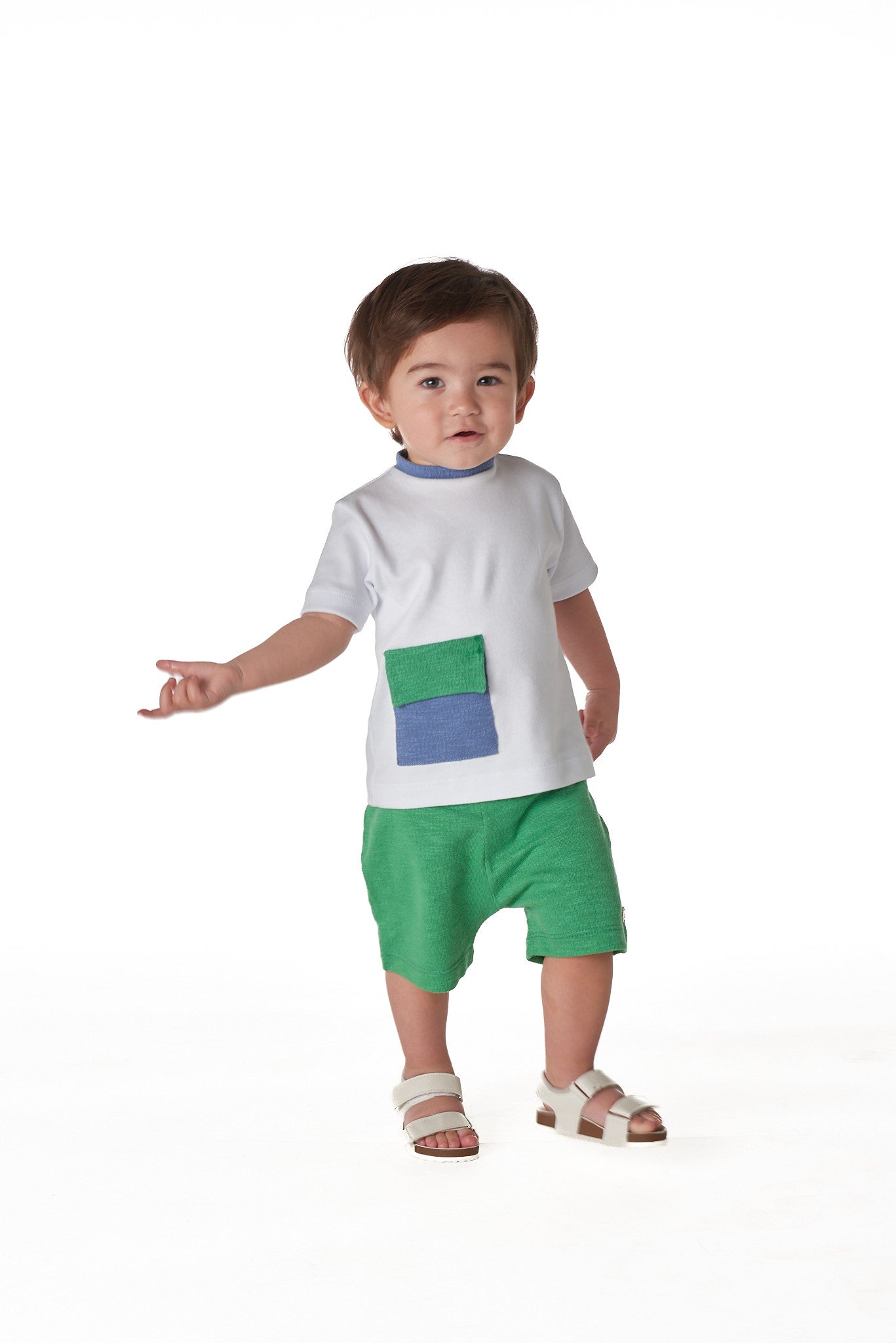 Camiseta infantil com gola e bolso contrastantes em algodão egípcio, super macia.

