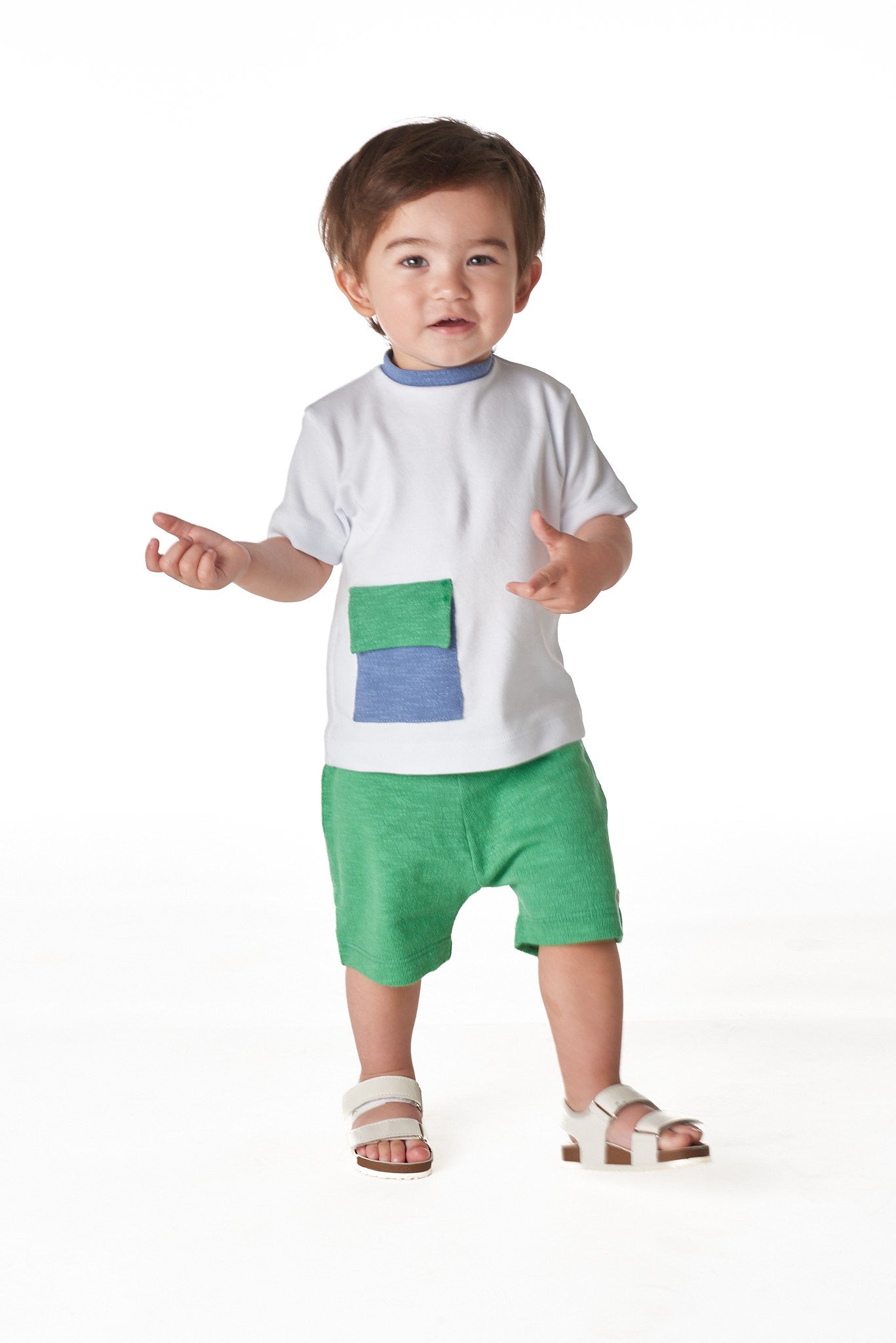 Camiseta infantil com gola e bolso contrastantes em algodão egípcio, super macia.

