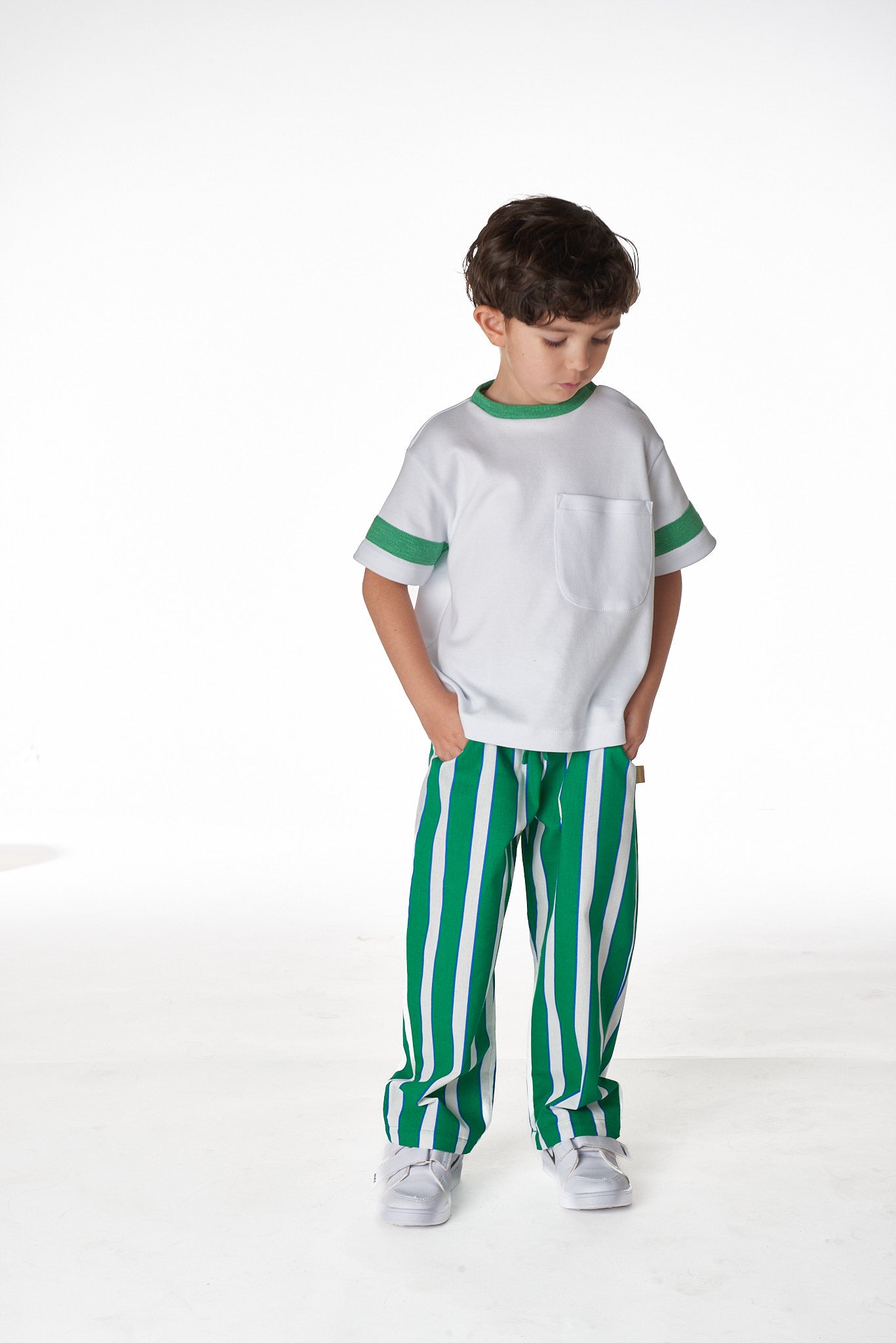 Camiseta infantil básica em fio egípcio com gola careca e detalhes contrastantes, para crianças de 2 a 8 anos.