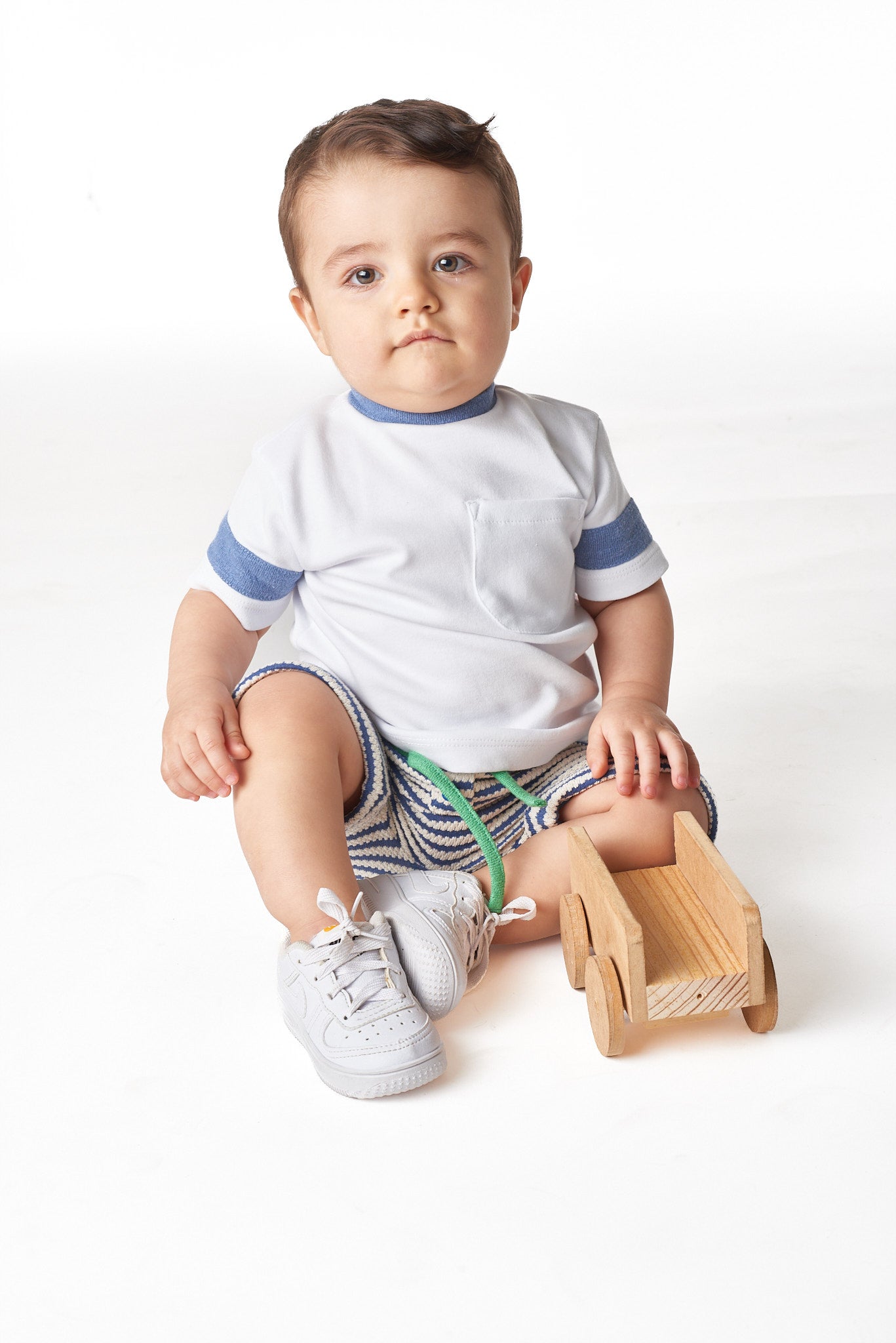 Camiseta de bebê masculina com gola careca e detalhes contrastantes, confeccionada em suedine fio egípcio, para bebês de 3 a 18 meses.



