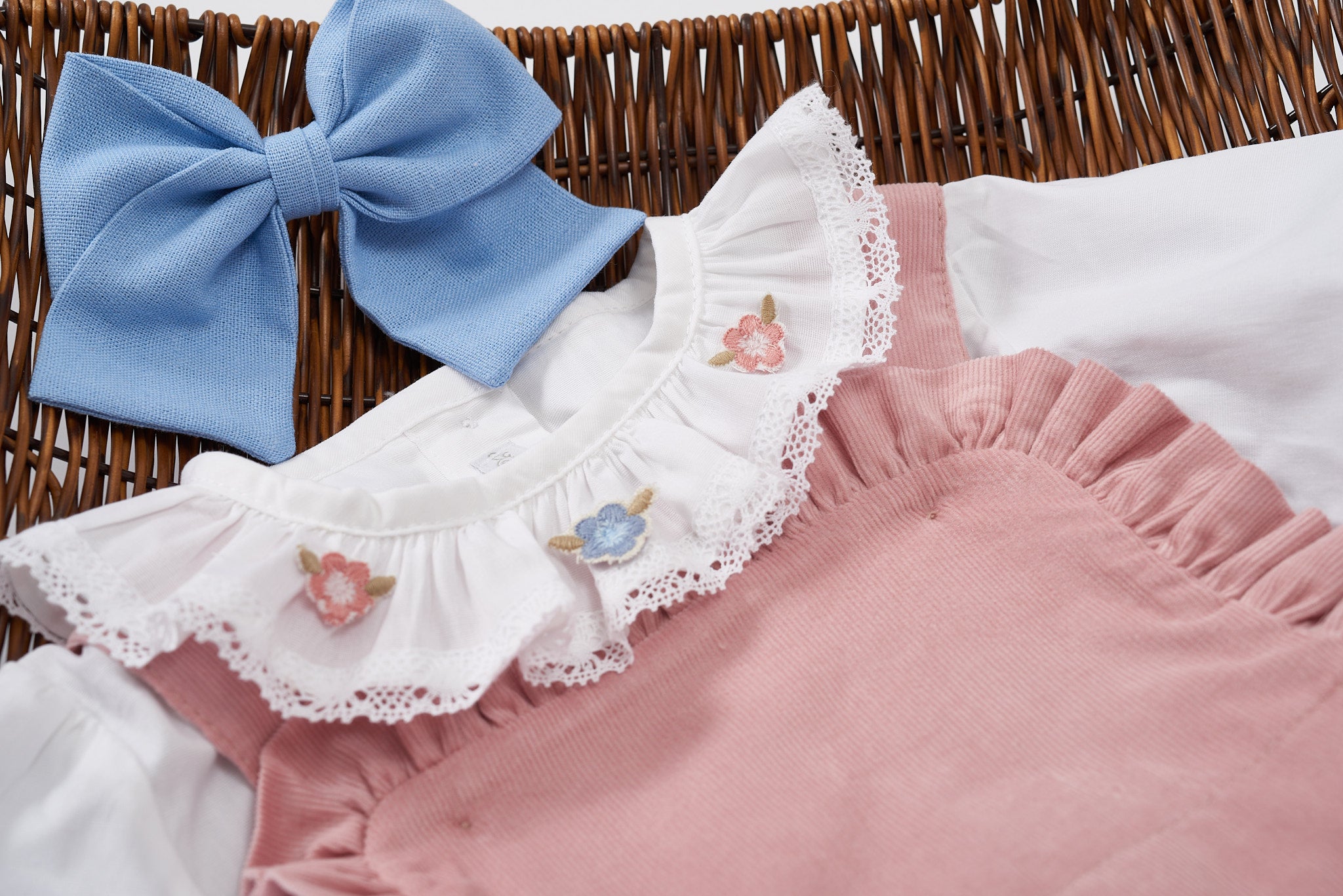 Conjunto Sophia com jardineira de veludo rosê e blusa branca bordada, ideal para bebês em festas, mesversários e ocasiões especiais.

