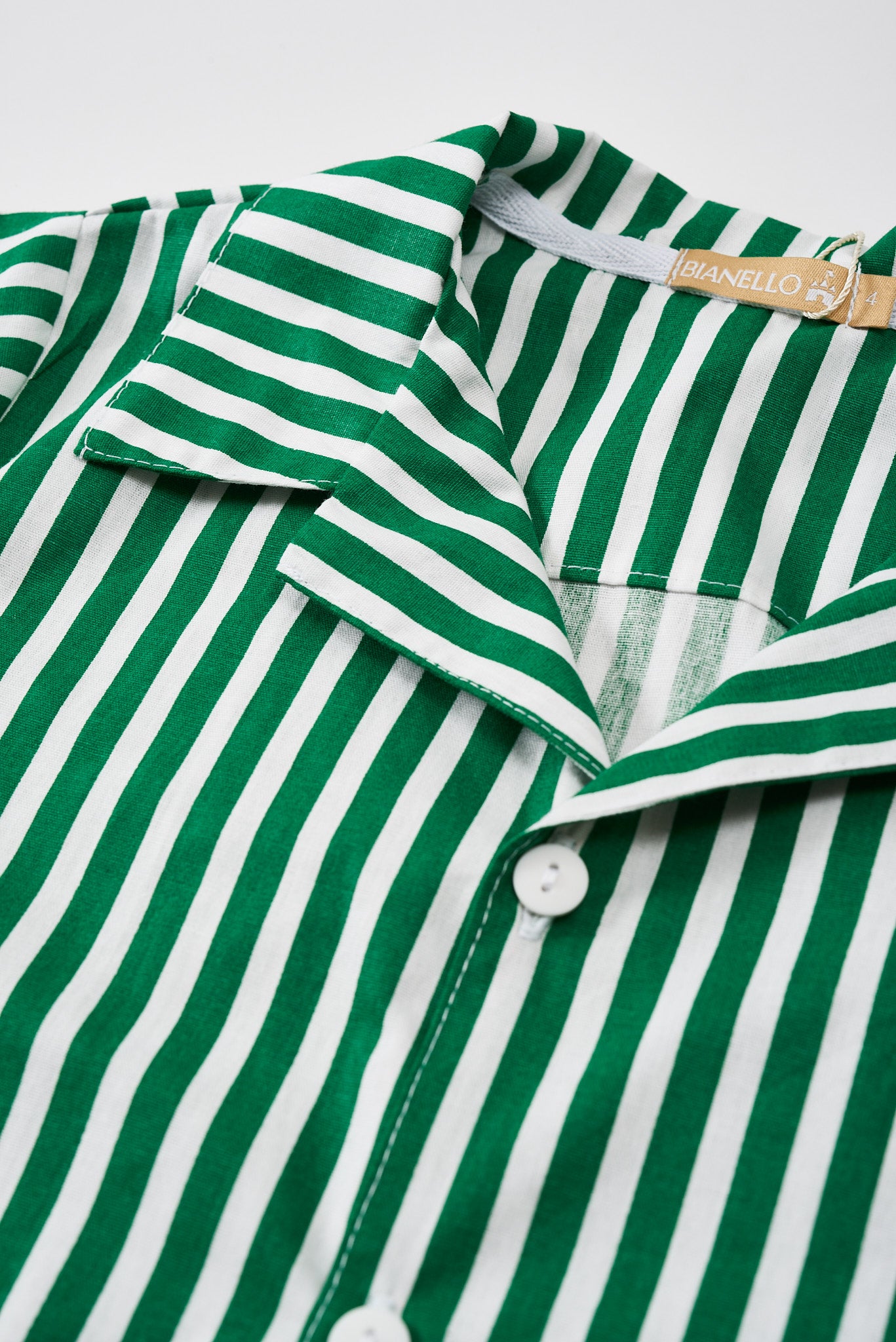 Conjunto Zion com camisa e bermuda em tricoline 100% algodão. Estiloso e confortável para meninos de 2 a 8 anos.

