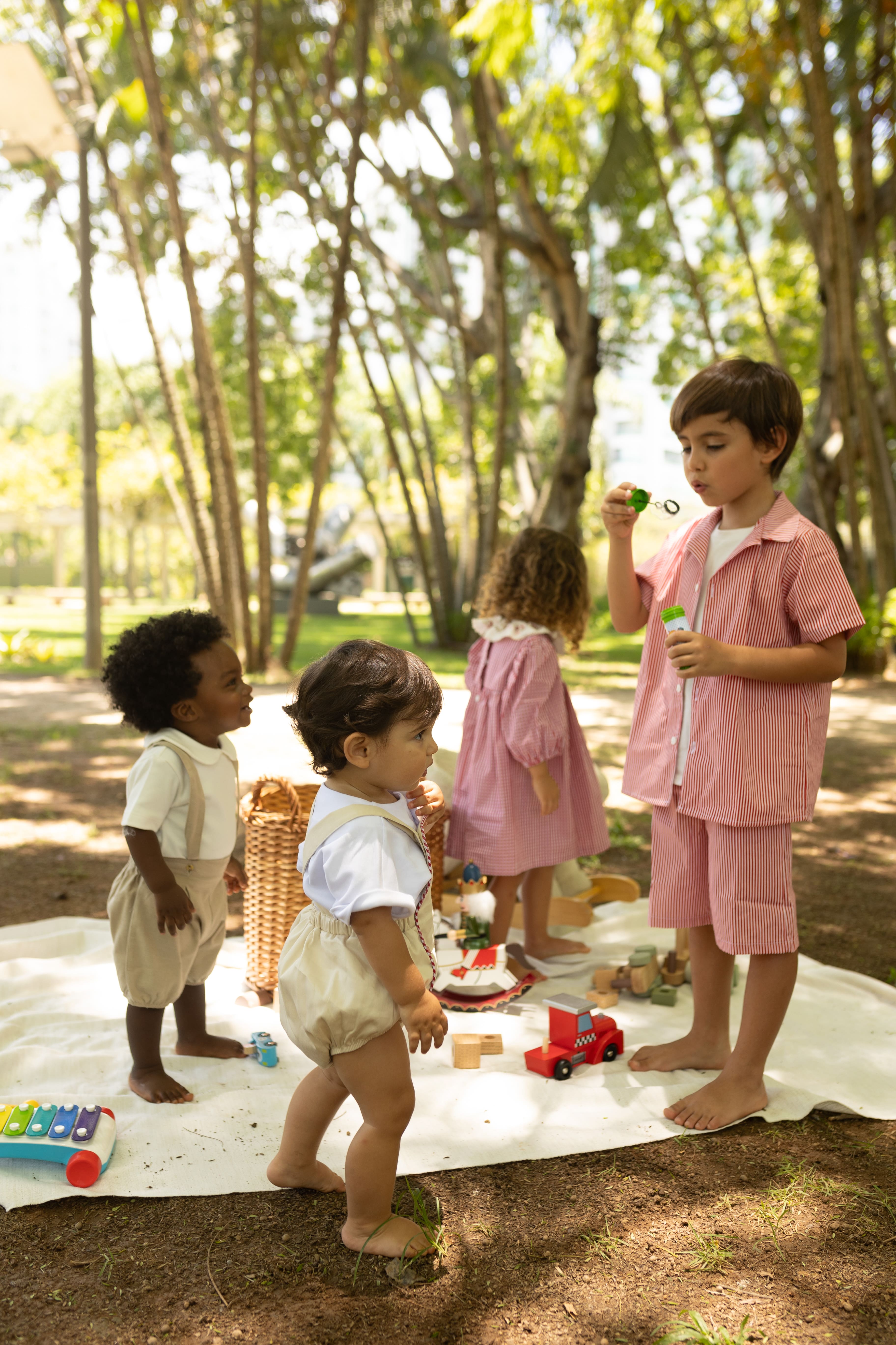 Conjunto Zion com camisa e bermuda em tricoline 100% algodão. Estiloso e confortável para meninos de 2 a 8 anos.

