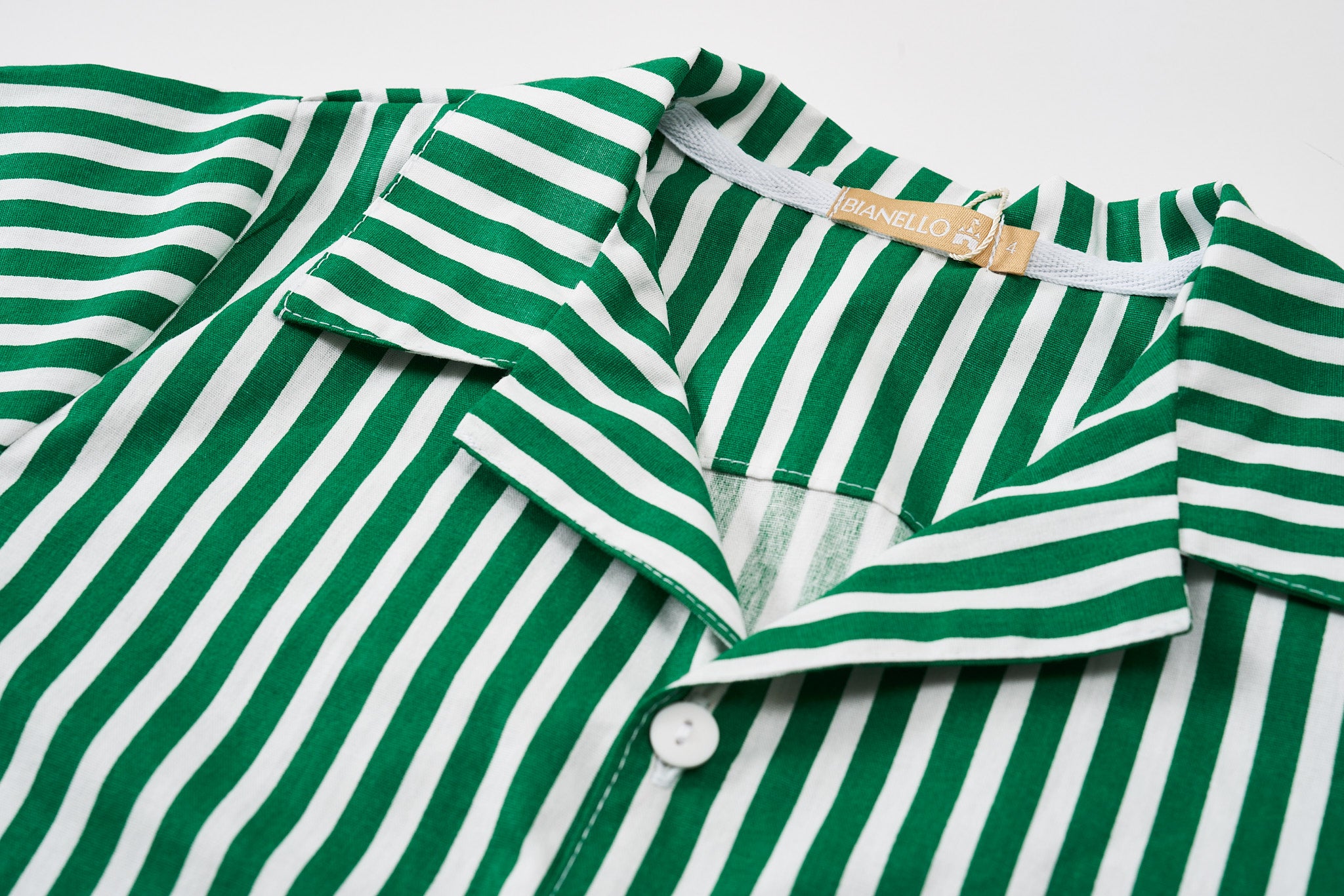 Conjunto Zion com camisa e bermuda em tricoline 100% algodão. Estiloso e confortável para meninos de 2 a 8 anos.

