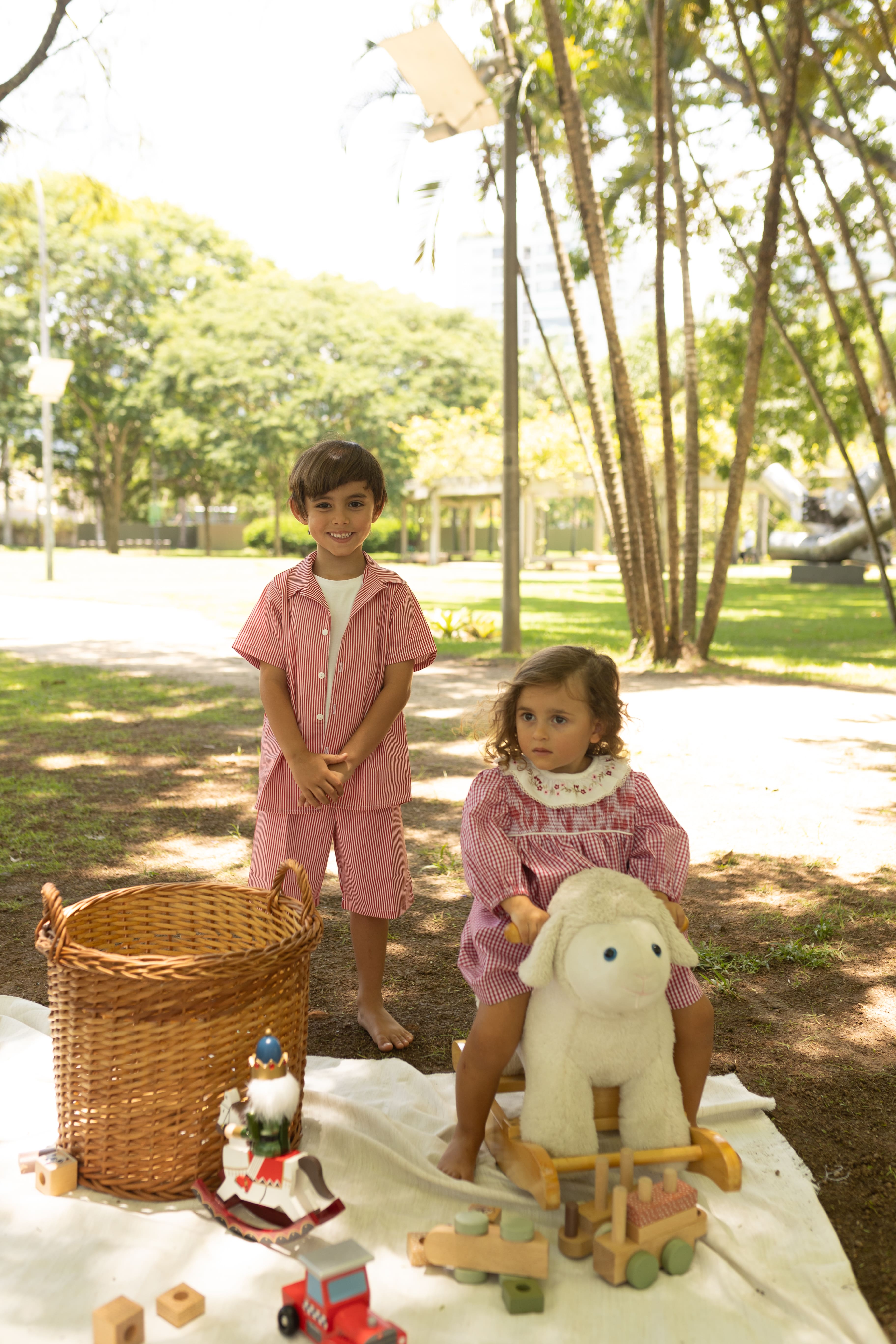 Conjunto Zion com camisa e bermuda em tricoline 100% algodão. Estiloso e confortável para meninos de 2 a 8 anos.

