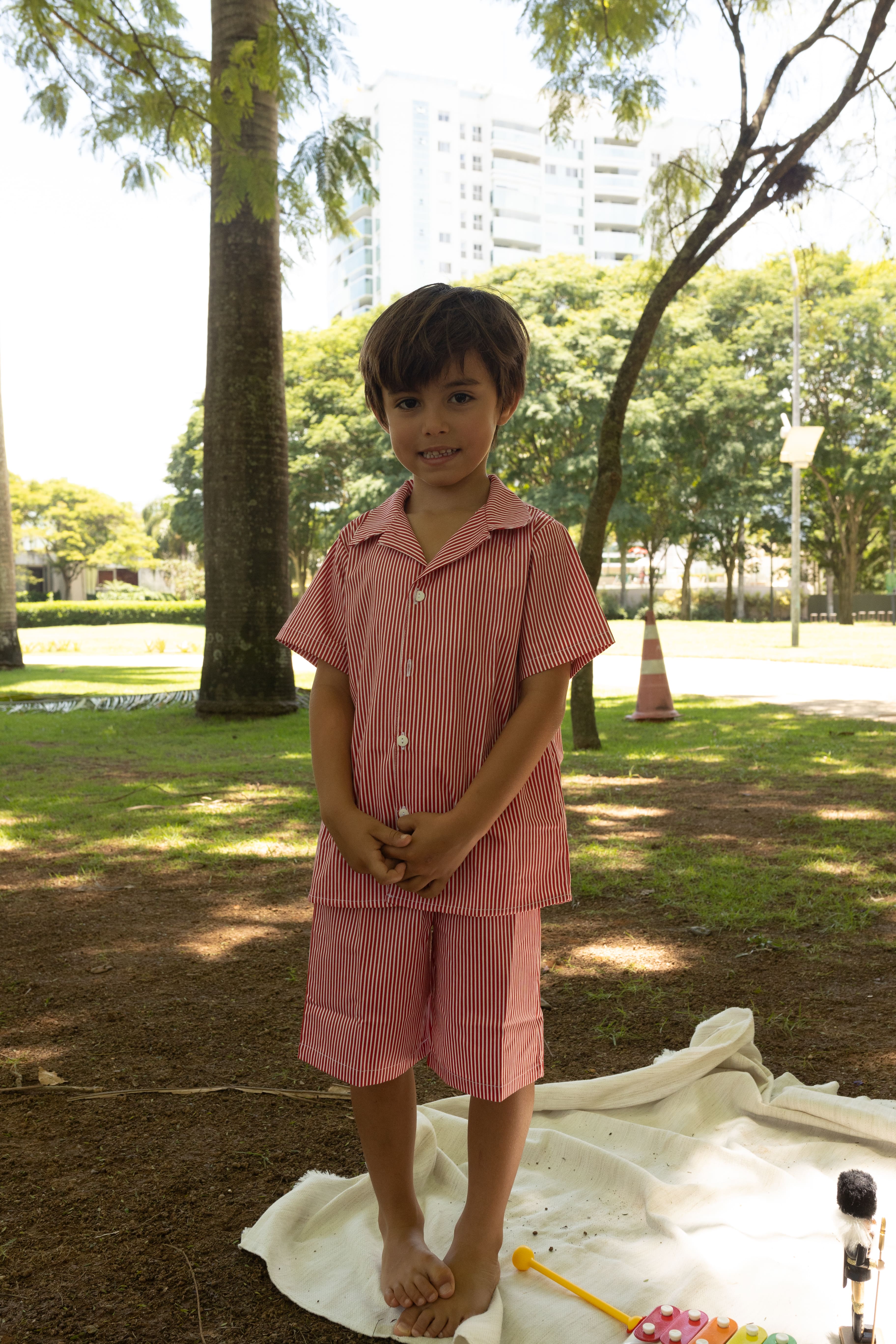 Conjunto Zion com camisa e bermuda em tricoline 100% algodão. Estiloso e confortável para meninos de 2 a 8 anos.


