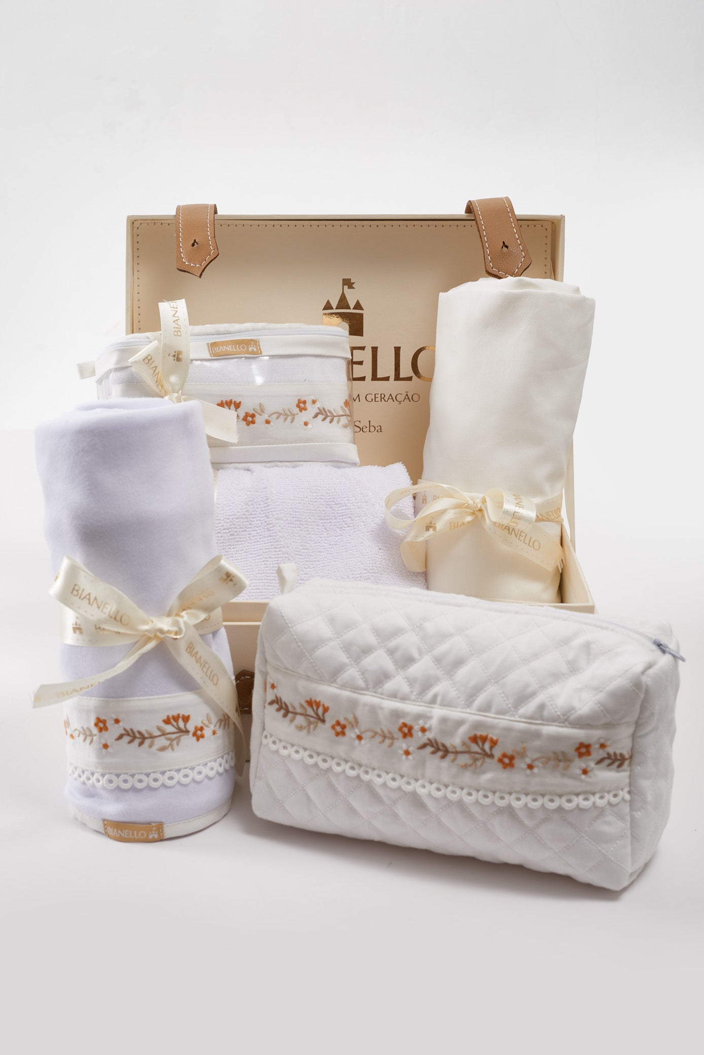 Kit Enxoval Catharina Bege com manta, toalha capuz, lençol, fronha, frasqueira, fralda e necessaire. Presente delicado e completo para bebê.

