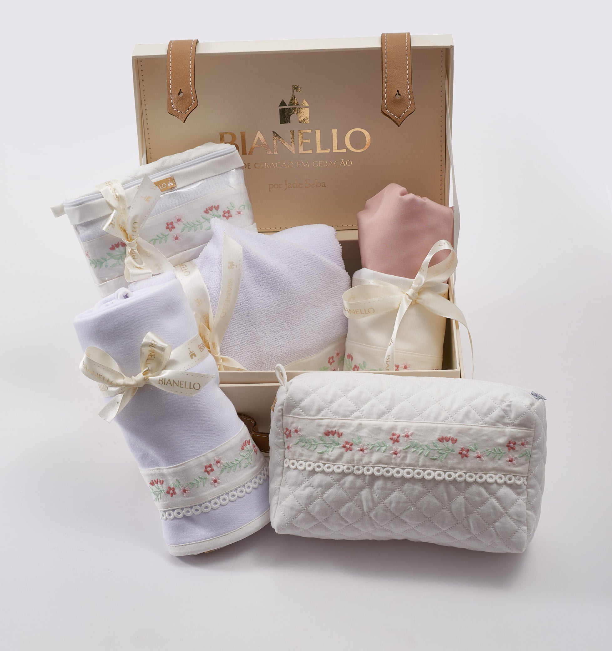 Kit enxoval para bebê com manta, lençol, fronha, toalha capuz, frasqueira, fralda e necessaire. Presente completo e funcional para recém-nascido.

