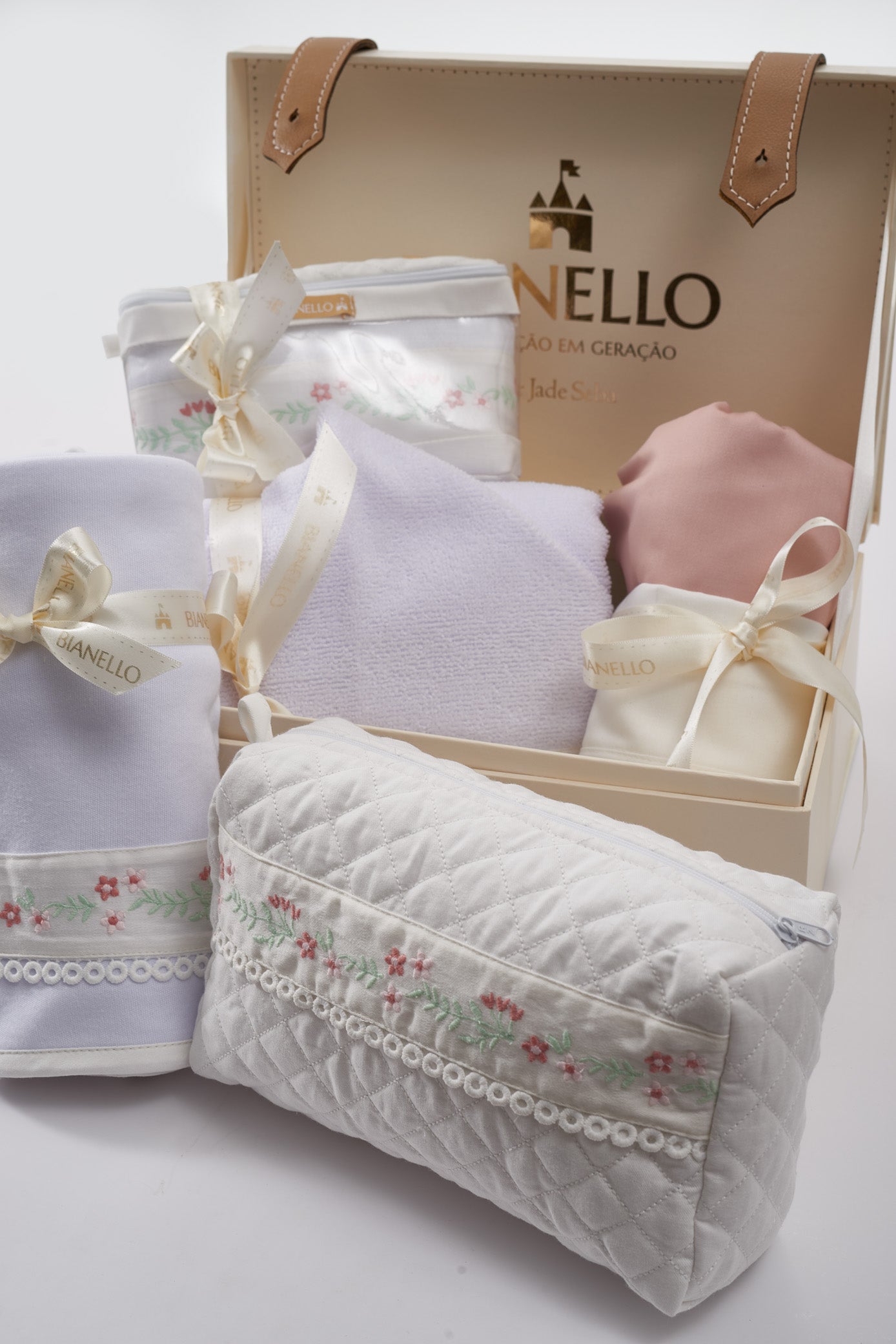 Kit enxoval para bebê com manta, lençol, fronha, toalha capuz, frasqueira, fralda e necessaire. Presente completo e funcional para recém-nascido.

