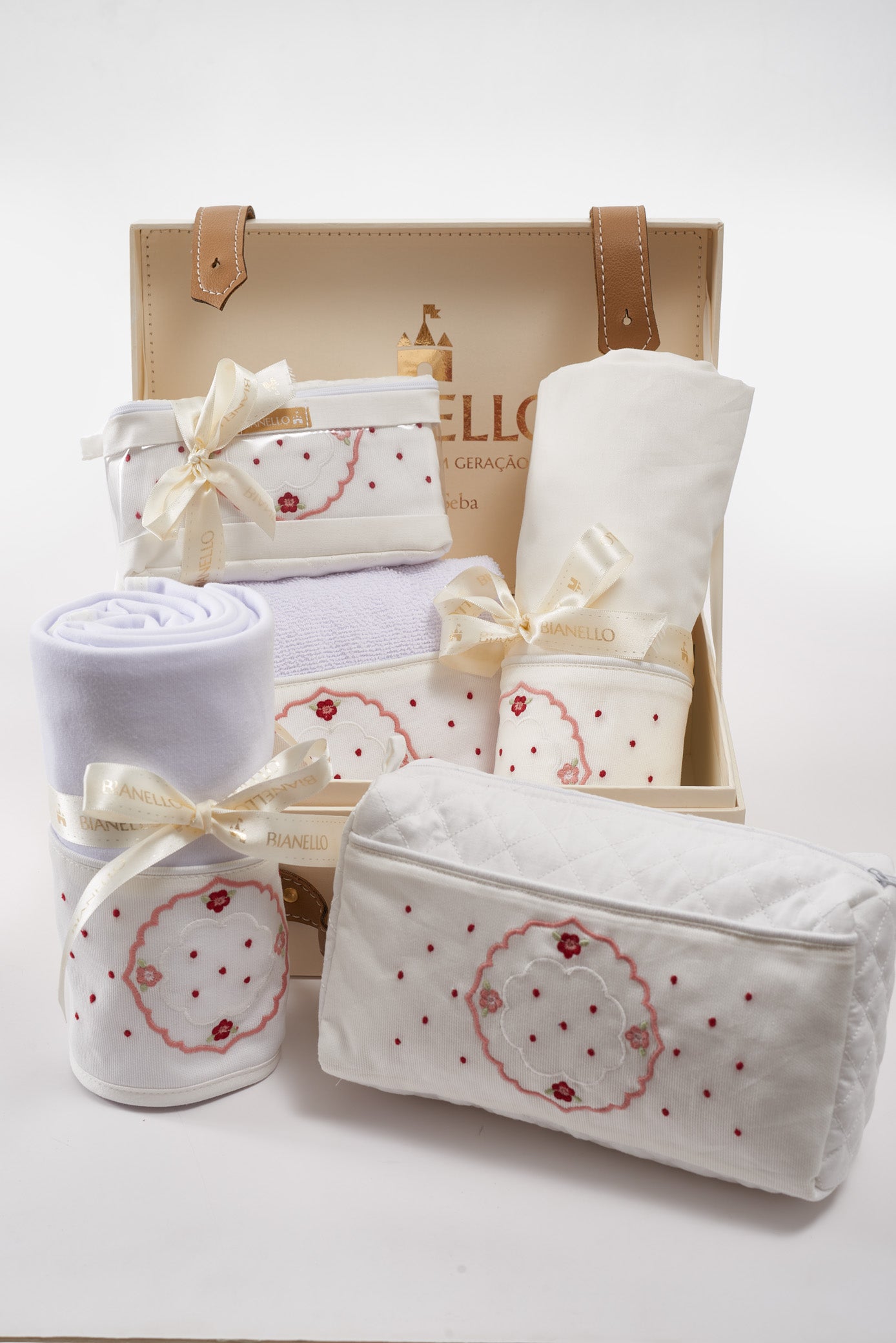 Kit enxoval para bebê com manta, lençol, fronha, toalha capuz, necessaire e frasqueira em percal com fralda e toalhinha. Presente elegante e funcional.

