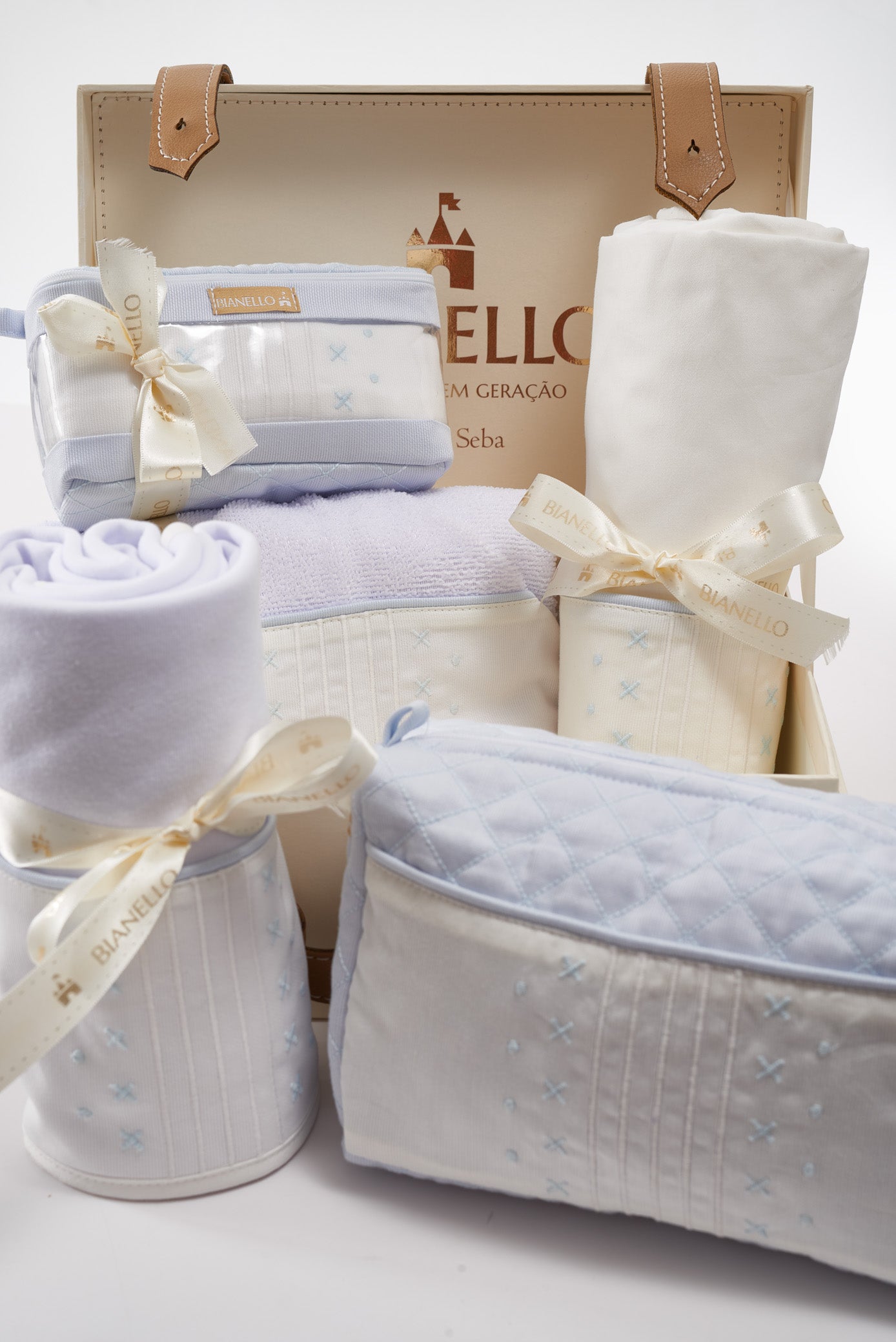 Kit bebê com manta, toalha capuz, lençol 400 fios, fronha, frasqueira e necessaire em fustão. Acompanha fralda e toalhinha. Ideal para presente.

