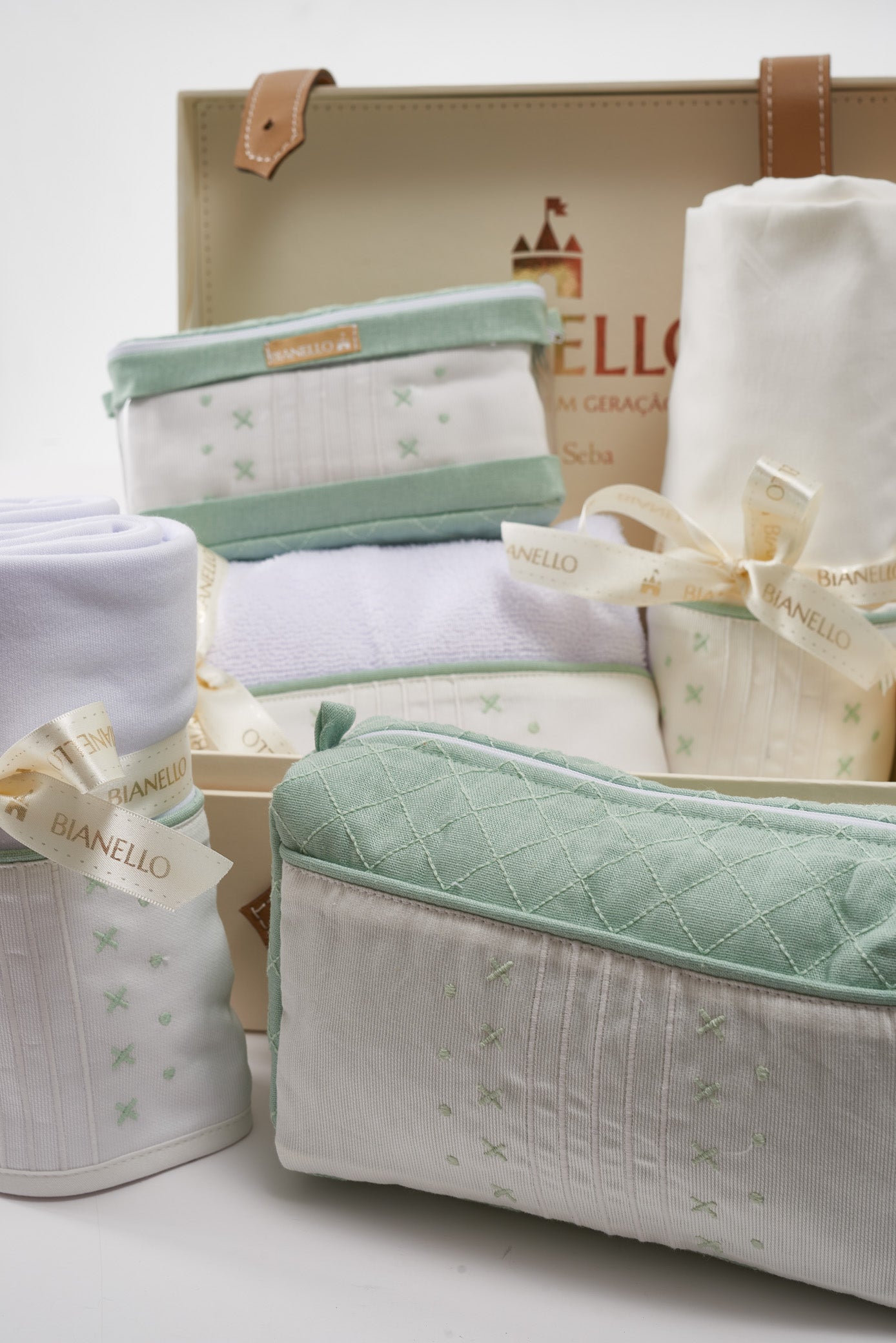Kit bebê com peças em linho e viscose: manta, frasqueira, necessaire, toalha capuz, lençol e fronha 400 fios. Inclui fralda e toalhinha. Presente sofisticado.

