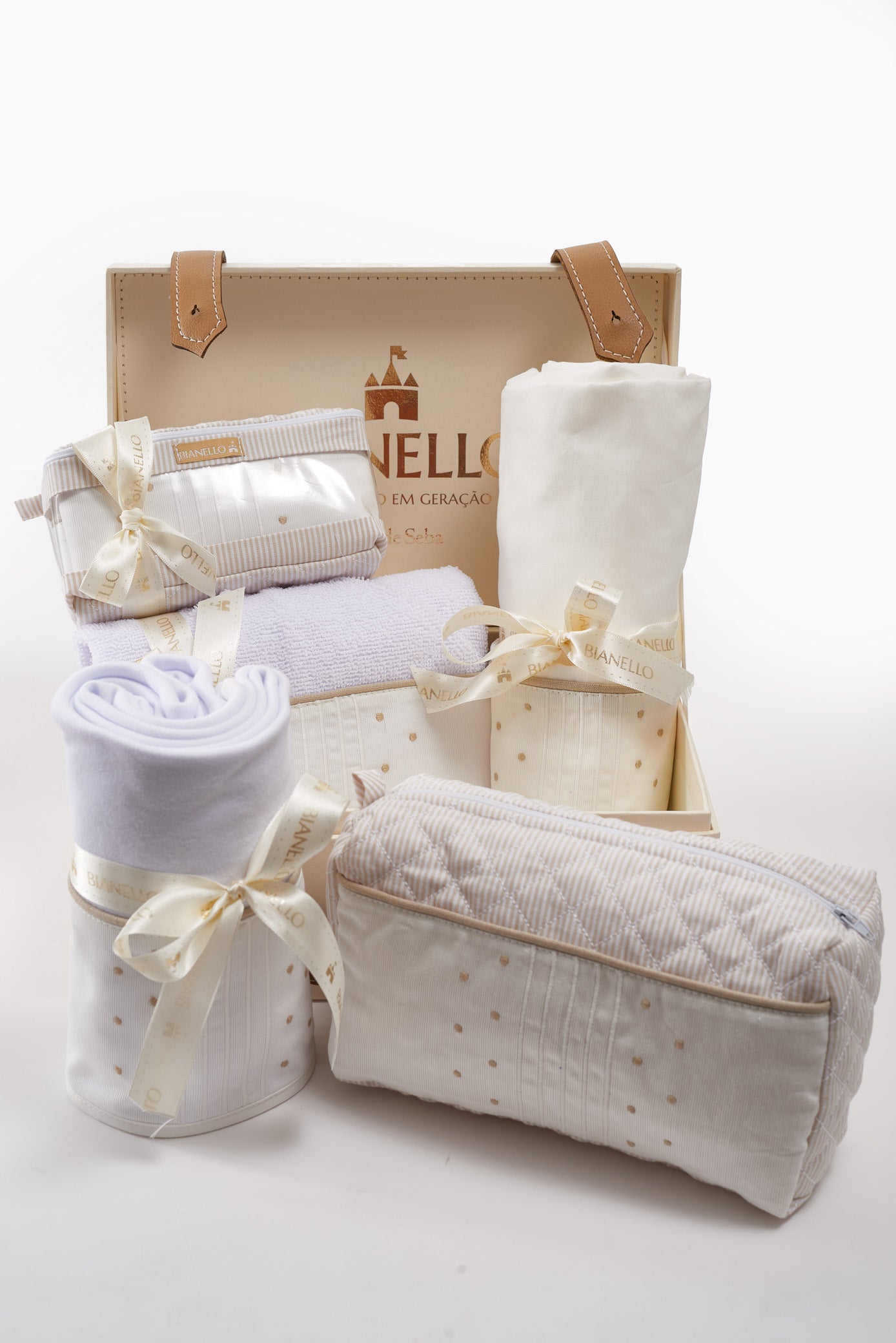 Kit presente para bebê com peças em percal listado: manta, lençol 400 fios, fronha, toalha, necessaire e frasqueira com fralda e toalhinha. Elegância e conforto.