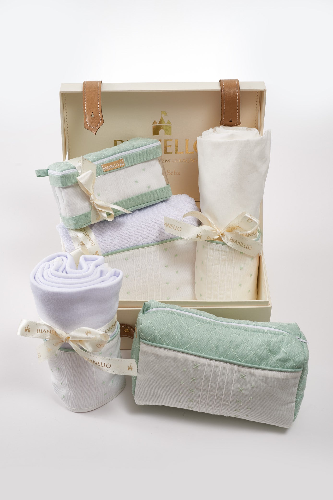 Kit presente para bebê com peças em percal listado: manta, lençol 400 fios, fronha, toalha, necessaire e frasqueira com fralda e toalhinha. Elegância e conforto.