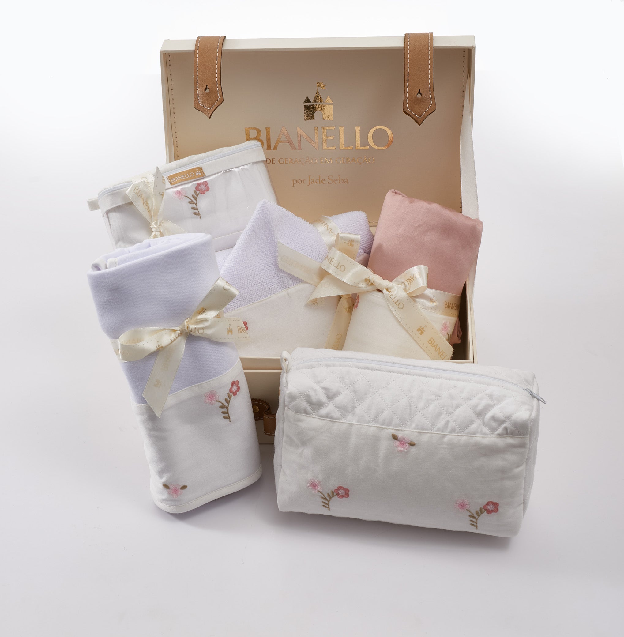Kit presente para bebê com peças em percal 100% algodão: manta, lençol, fronha, frasqueira, necessaire, toalha capuz, fralda e toalhinha. Sofisticação e conforto.