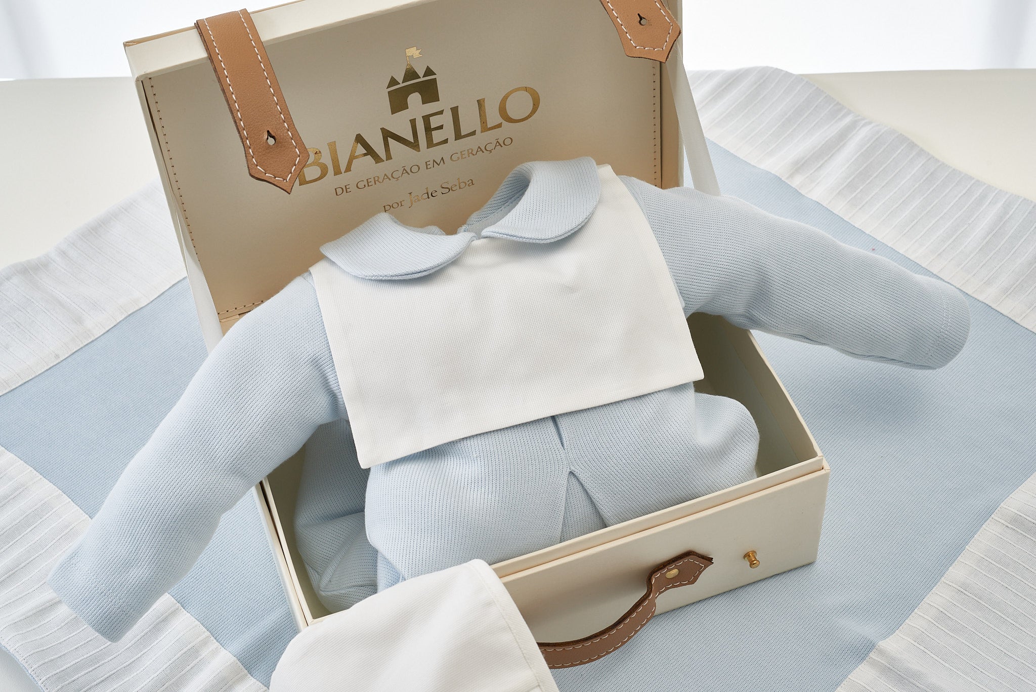 Macacão Oliver Azul para bebê em tricot 100% algodão com gola fustão e pregas. Conforto, estilo e delicadeza para ocasiões especiais.

