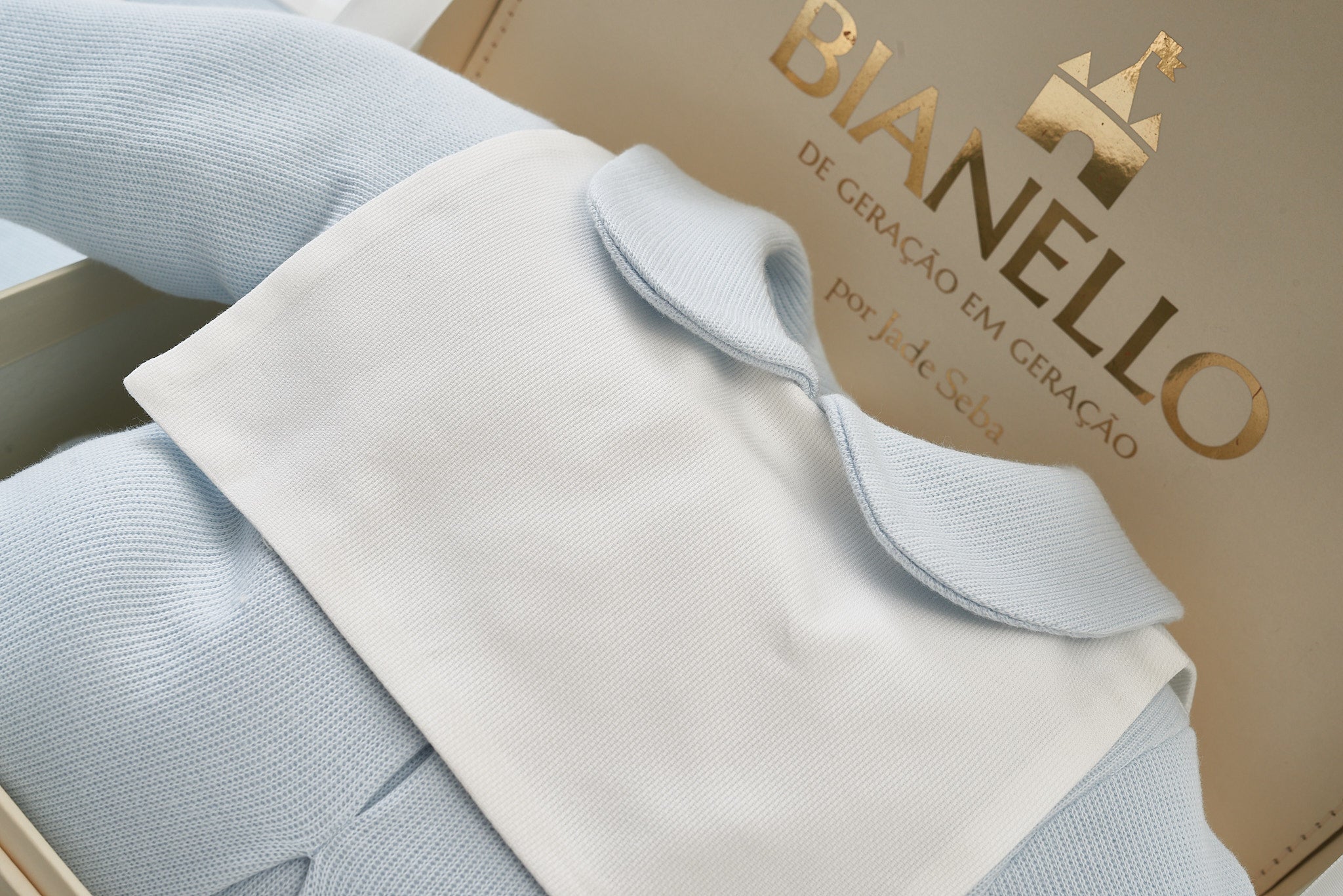 Macacão Oliver Azul para bebê em tricot 100% algodão com gola fustão e pregas. Conforto, estilo e delicadeza para ocasiões especiais.

