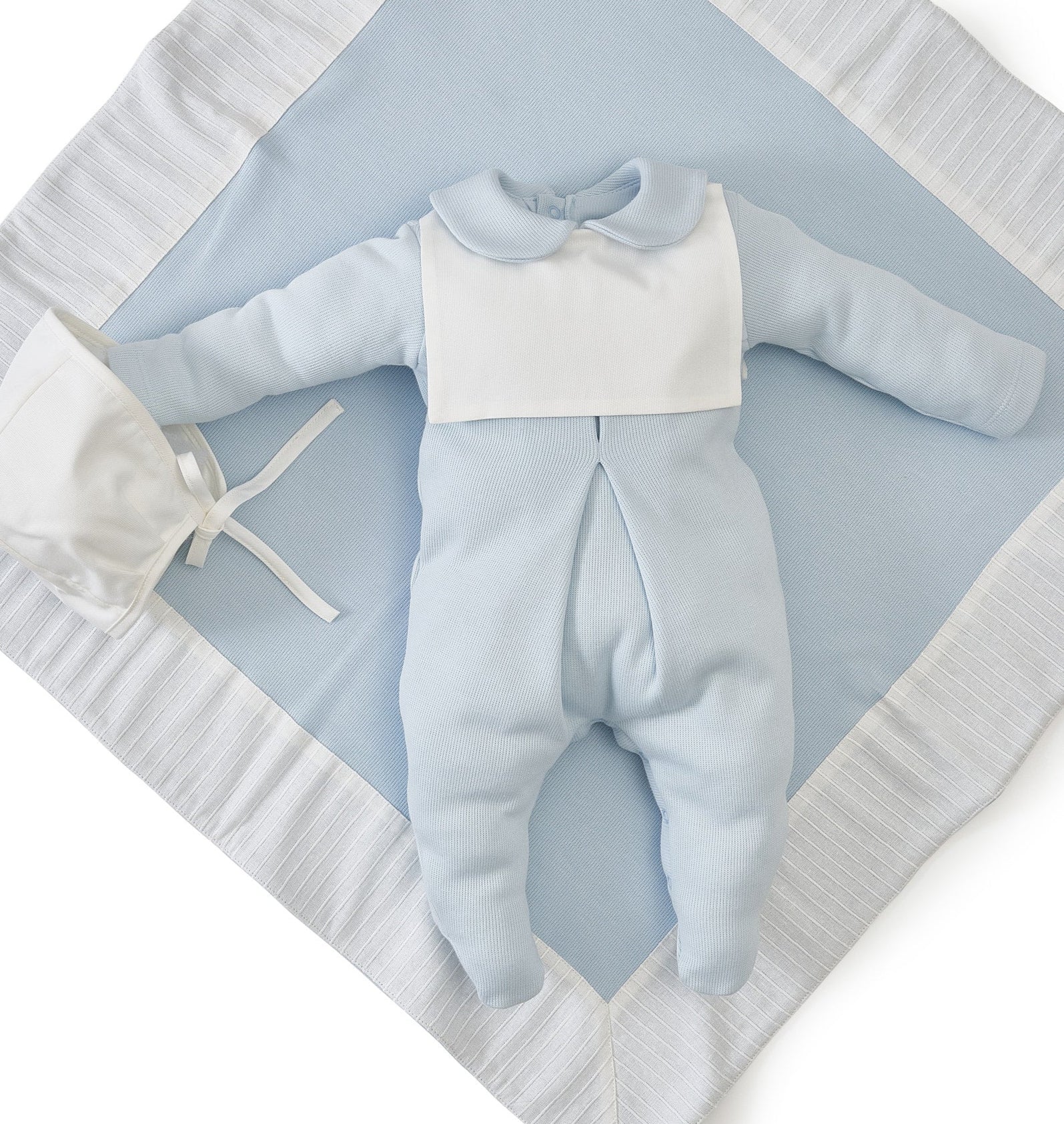 Macacão Oliver Azul para bebê em tricot 100% algodão com gola fustão e pregas. Conforto, estilo e delicadeza para ocasiões especiais.

