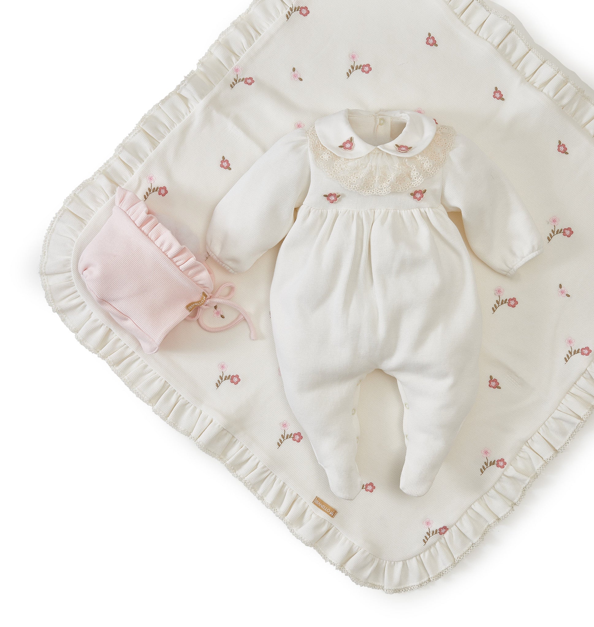 Manta Taciana em tricot 100% algodão com bordados florais delicados.

