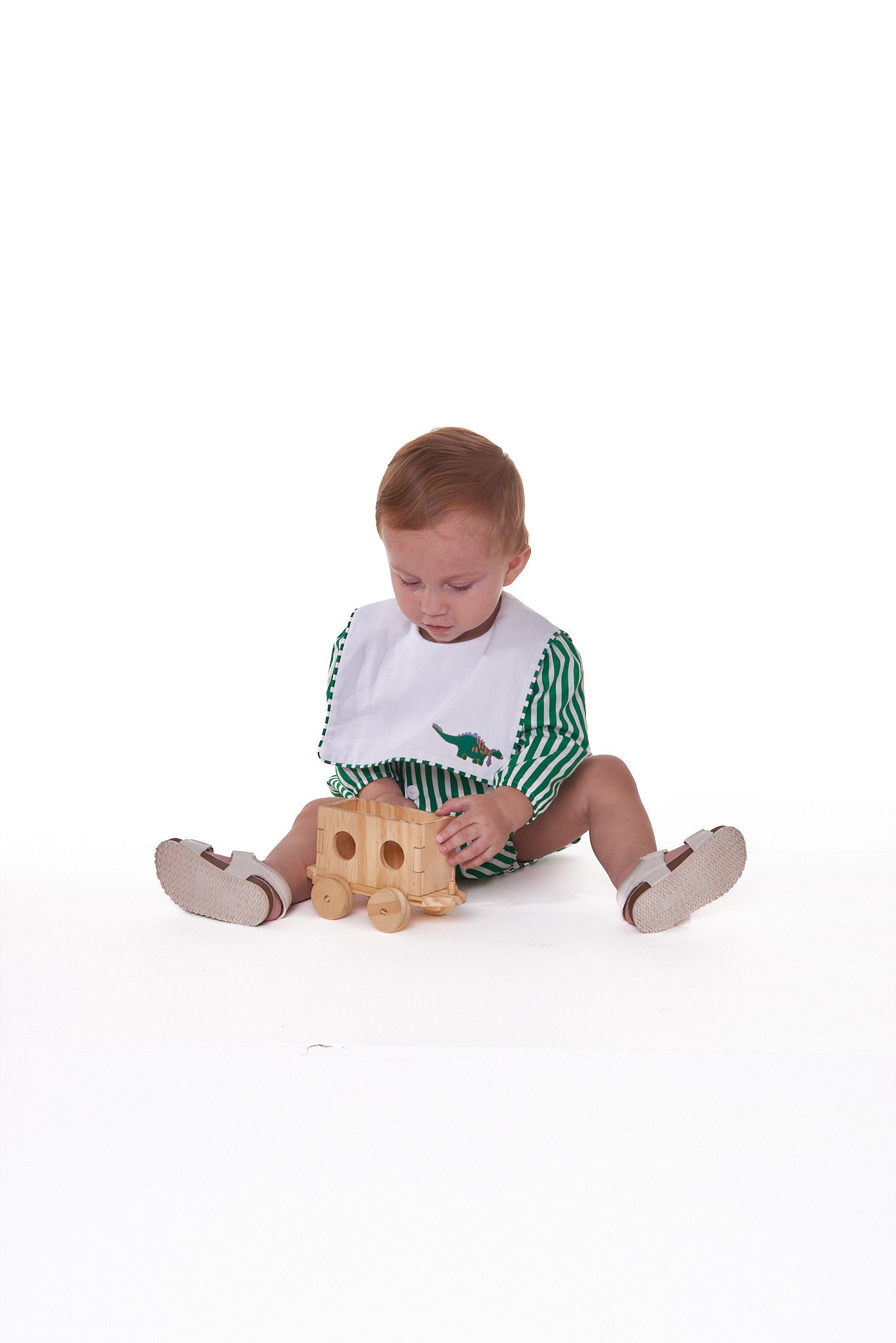 Romper em tricoline com pregas, bordado e botões. Confortável, elegante e fácil de vestir. Para bebês de 3 a 18 meses.