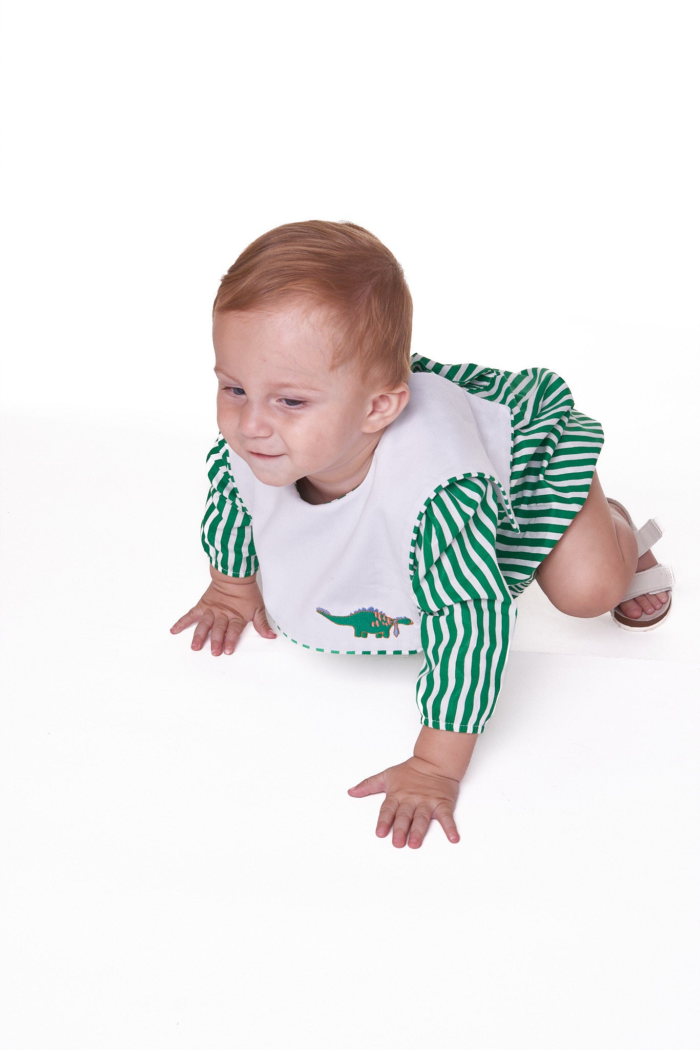 Romper em tricoline com pregas, bordado e botões. Confortável, elegante e fácil de vestir. Para bebês de 3 a 18 meses.

