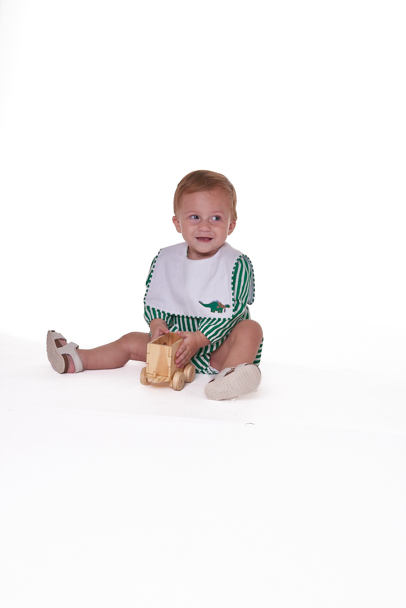 Romper em tricoline com pregas, bordado e botões. Confortável, elegante e fácil de vestir. Para bebês de 3 a 18 meses.

