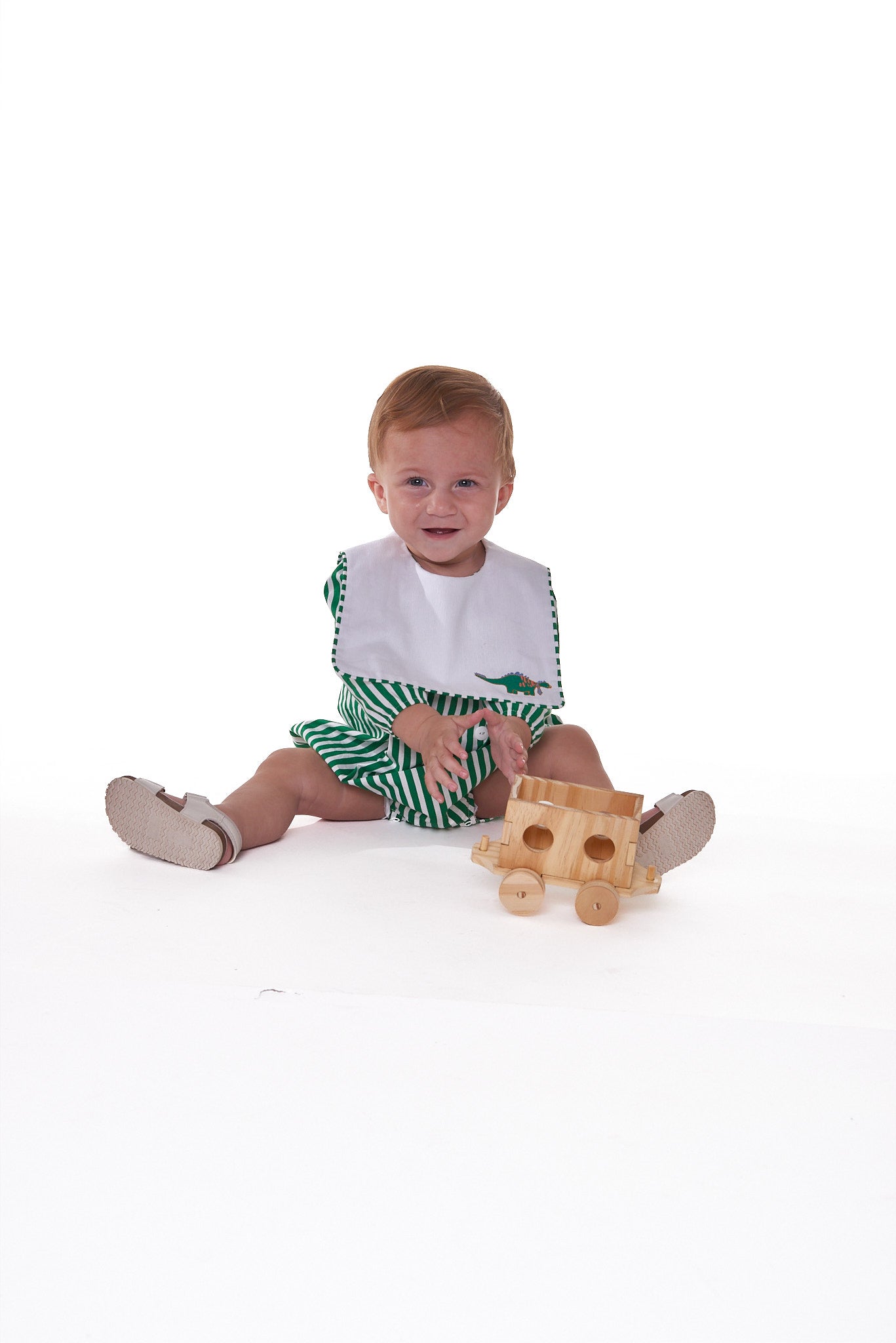 Romper em tricoline com pregas, bordado e botões. Confortável, elegante e fácil de vestir. Para bebês de 3 a 18 meses.

