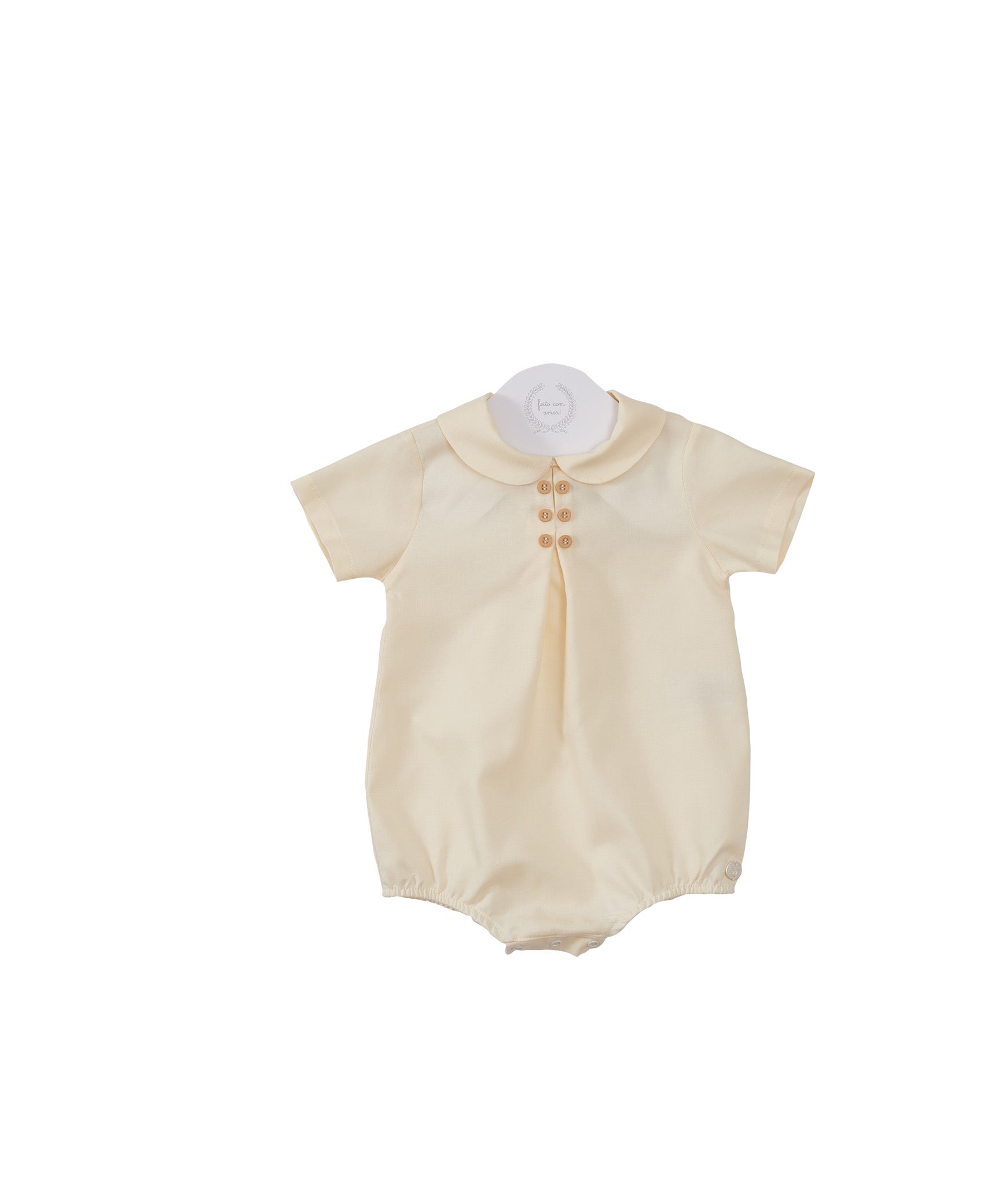 Romper Joaquim amarelo com gola redonda, tecido 100% algodão, leve e confortável. Tamanhos para bebês de 3 a 18 meses.