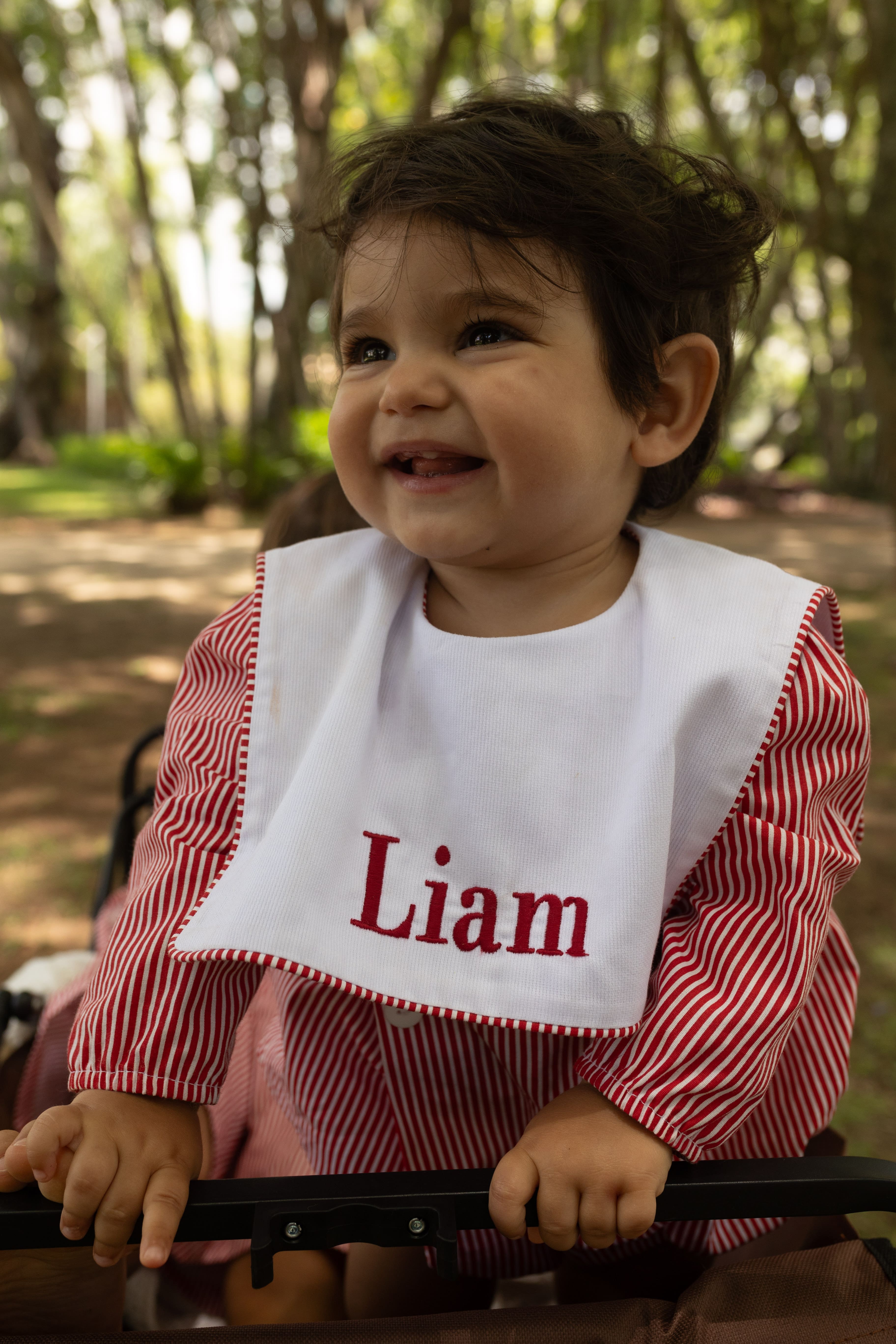 Romper Liam em tricoline com bordado personalizável. Confortável, elegante e ideal para bebês de 3 a 18 meses. Nome bordado incluso no pedido.

