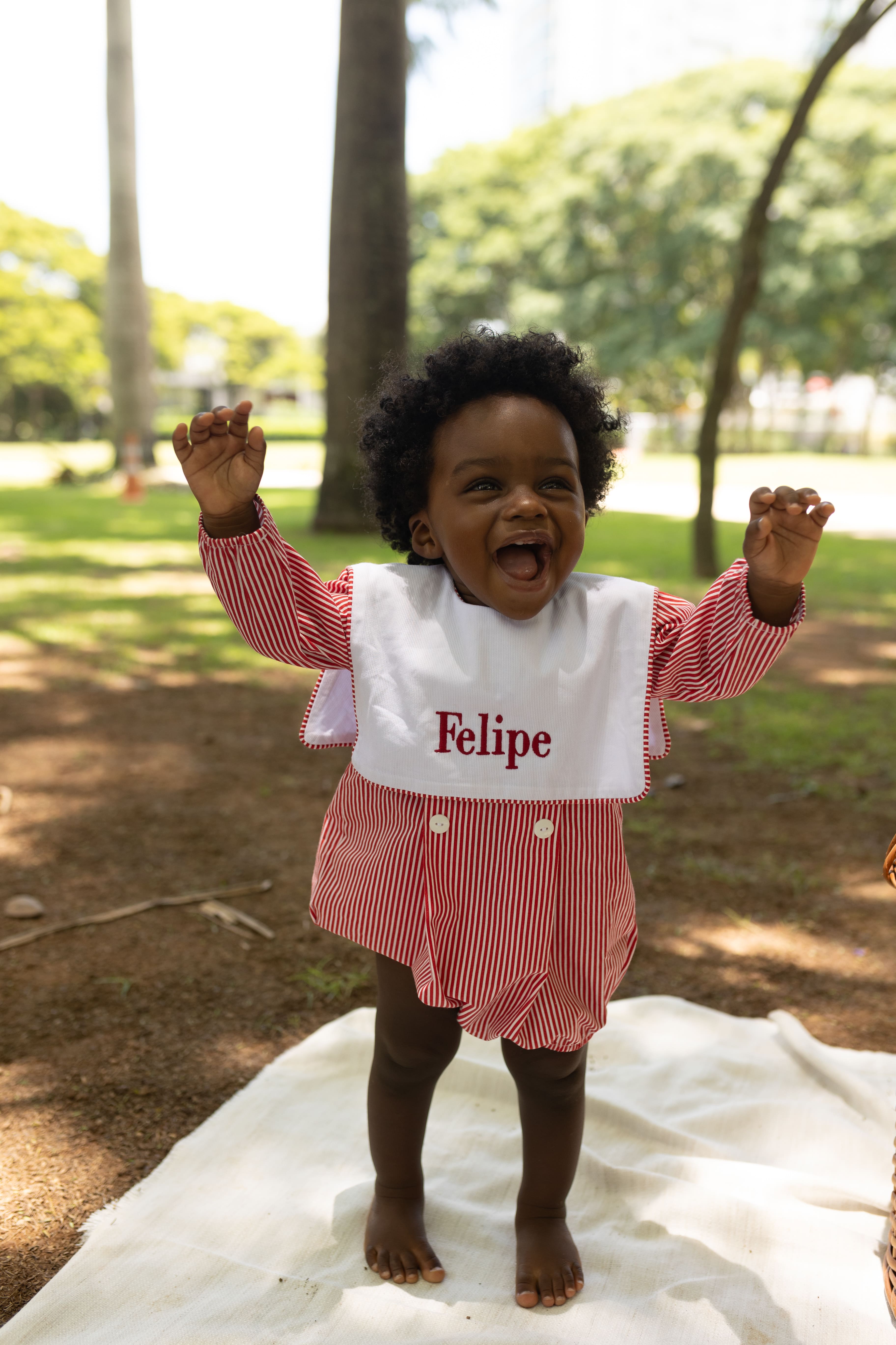 Romper Liam em tricoline com bordado personalizável. Confortável, elegante e ideal para bebês de 3 a 18 meses. Nome bordado incluso no pedido.

