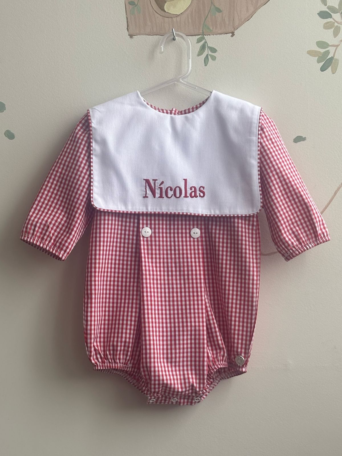 Romper Liam em tricoline com bordado personalizável. Confortável, elegante e ideal para bebês de 3 a 18 meses. Nome bordado incluso no pedido.

